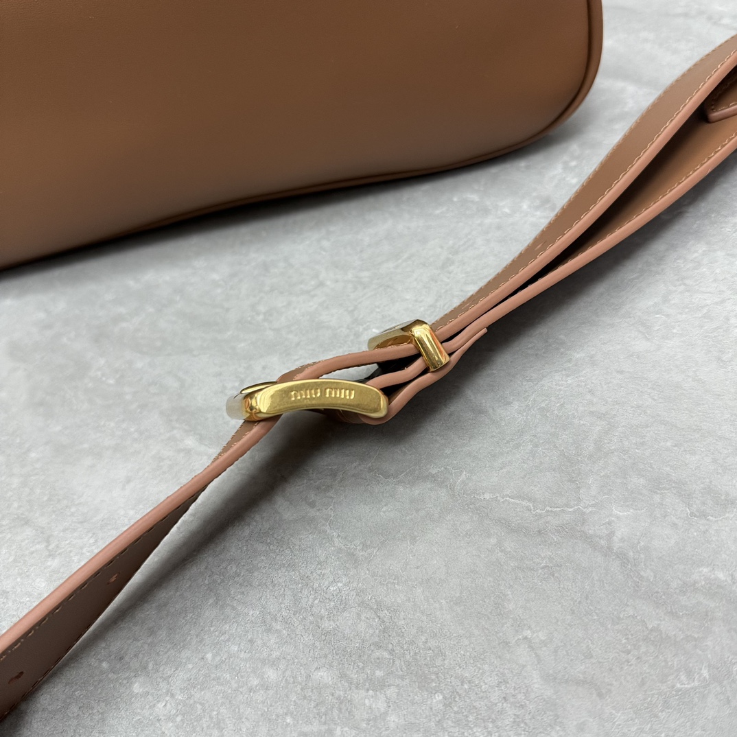 Miu Miu Inspection details! Large bowling ball purchasing special offer 23 new products 5BB117-2DD new version MiuMiu briefcase, made of top impo