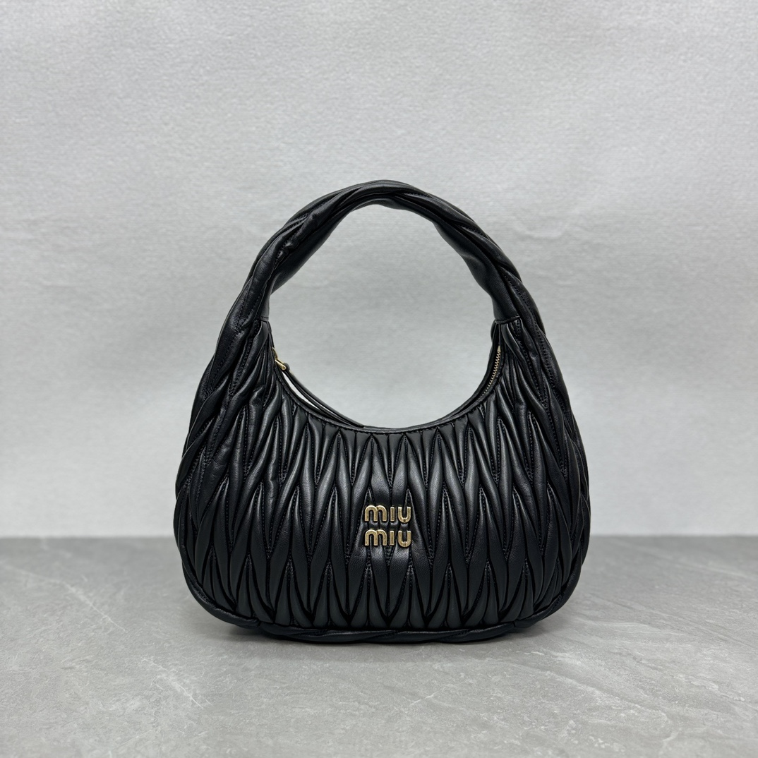 P860 Grande 5BC108: Nuevo bolso MiuWander de MiuMiu, confeccionado en piel de cordero importada con el clásico bordado …