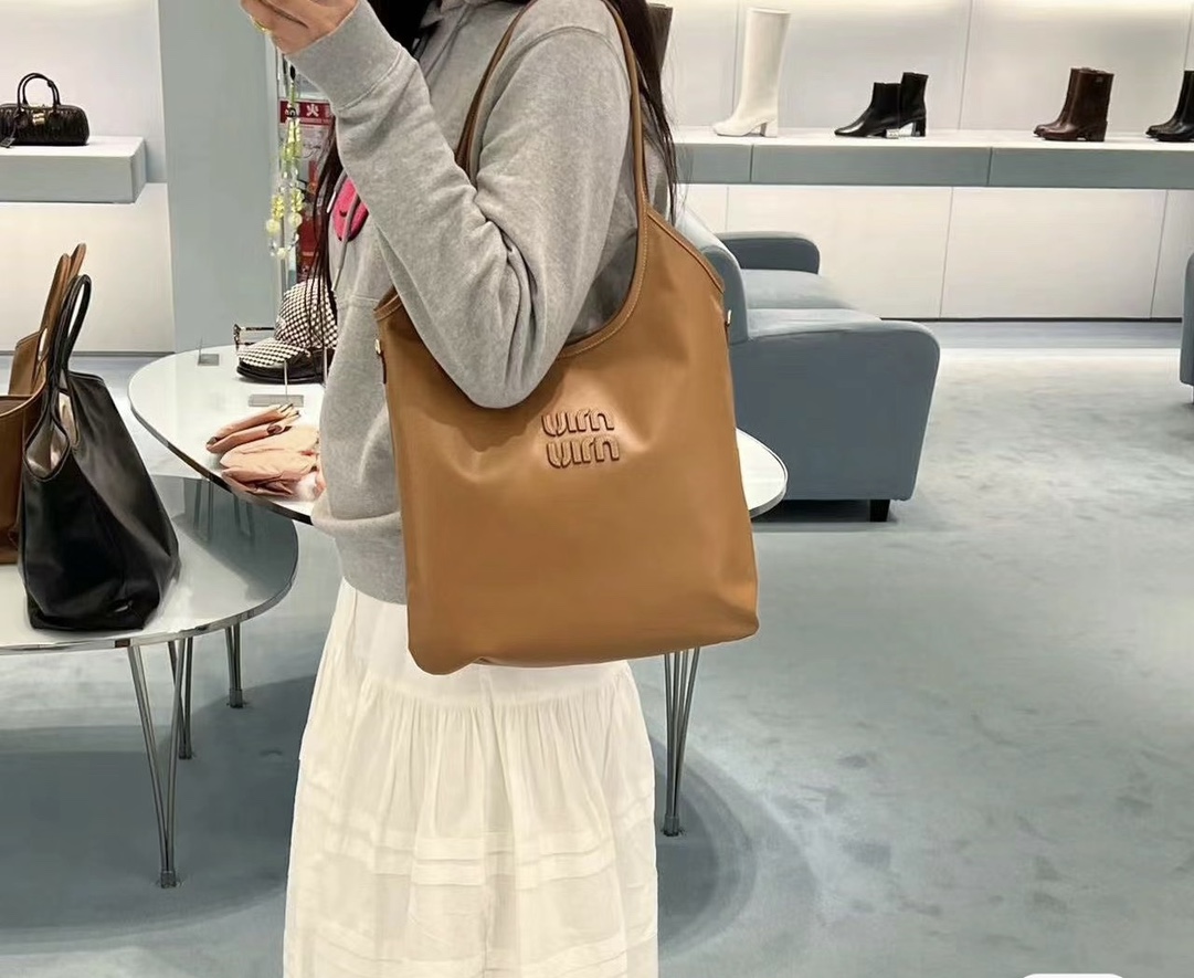 Miu Miu Official 5BG231, Miumiu's new Isetan limited edition tote bag, the main recommendation on the official website, this year's absolute best