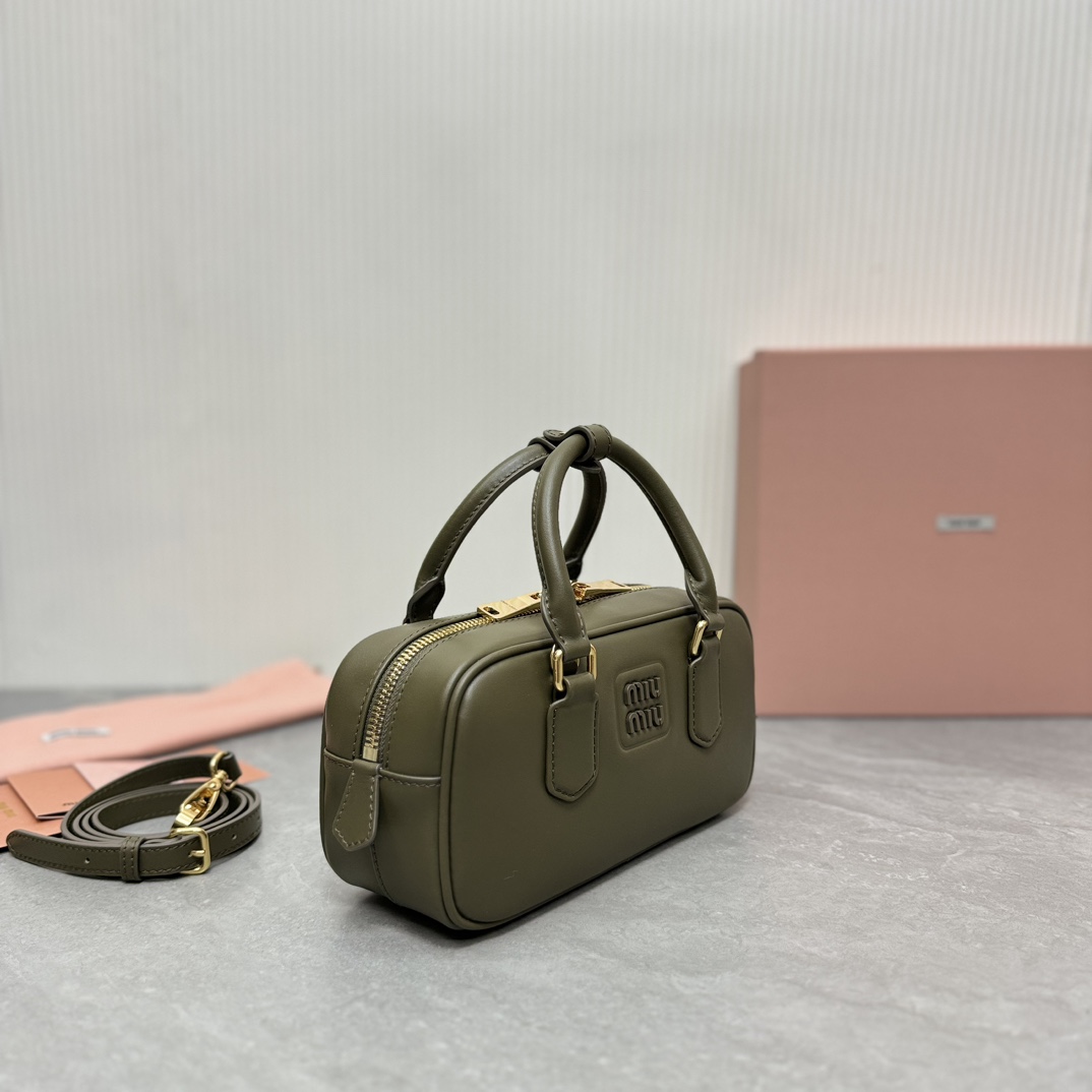 Miu Miu 5BB142 Mi家新款保龄球包包 官网主推 今年绝对爆 款式 进口小牛皮 Miu家独具风格Matelasse图案