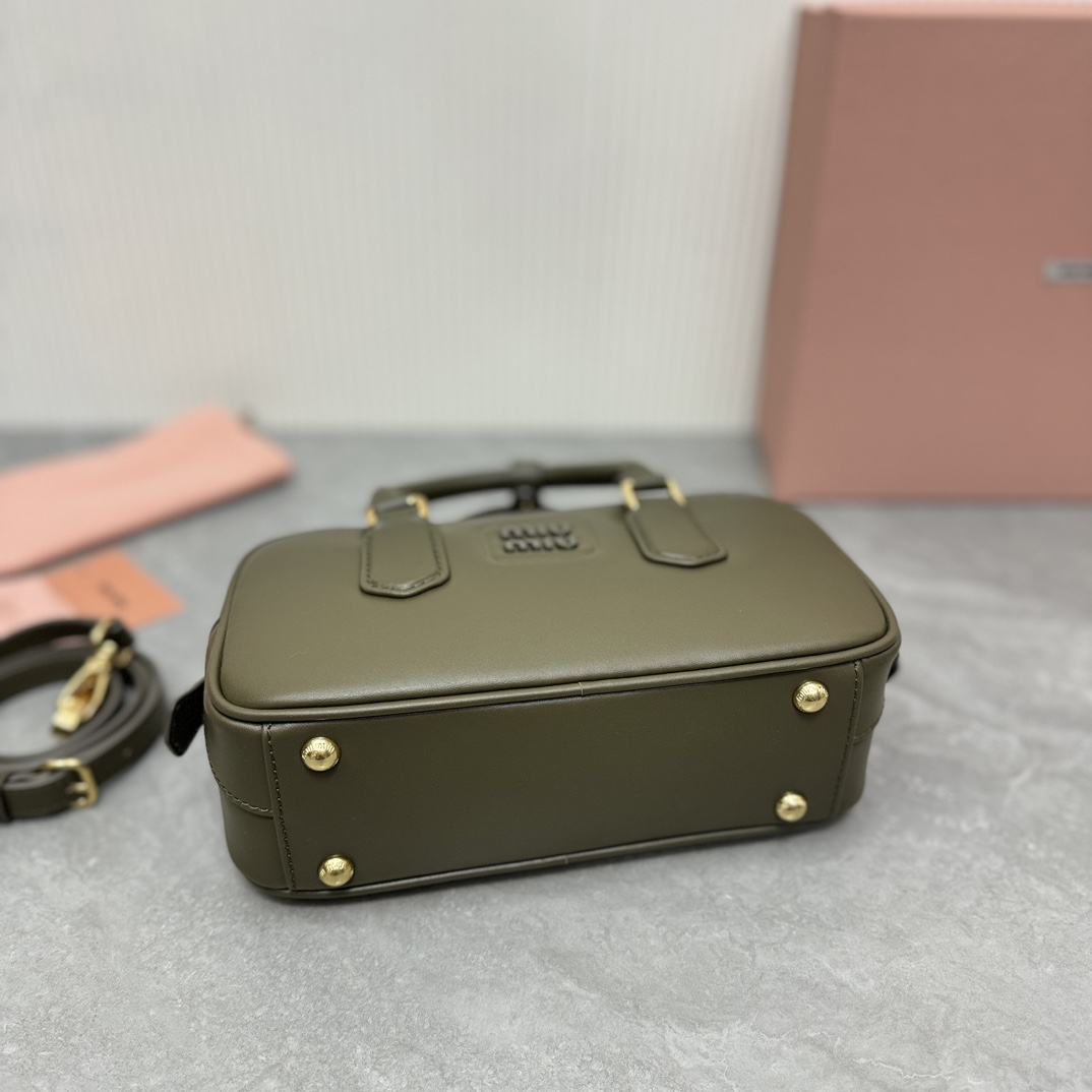 Miu Miu 5BB142 Mi家新款保龄球包包 官网主推 今年绝对爆 款式 进口小牛皮 Miu家独具风格Matelasse图案