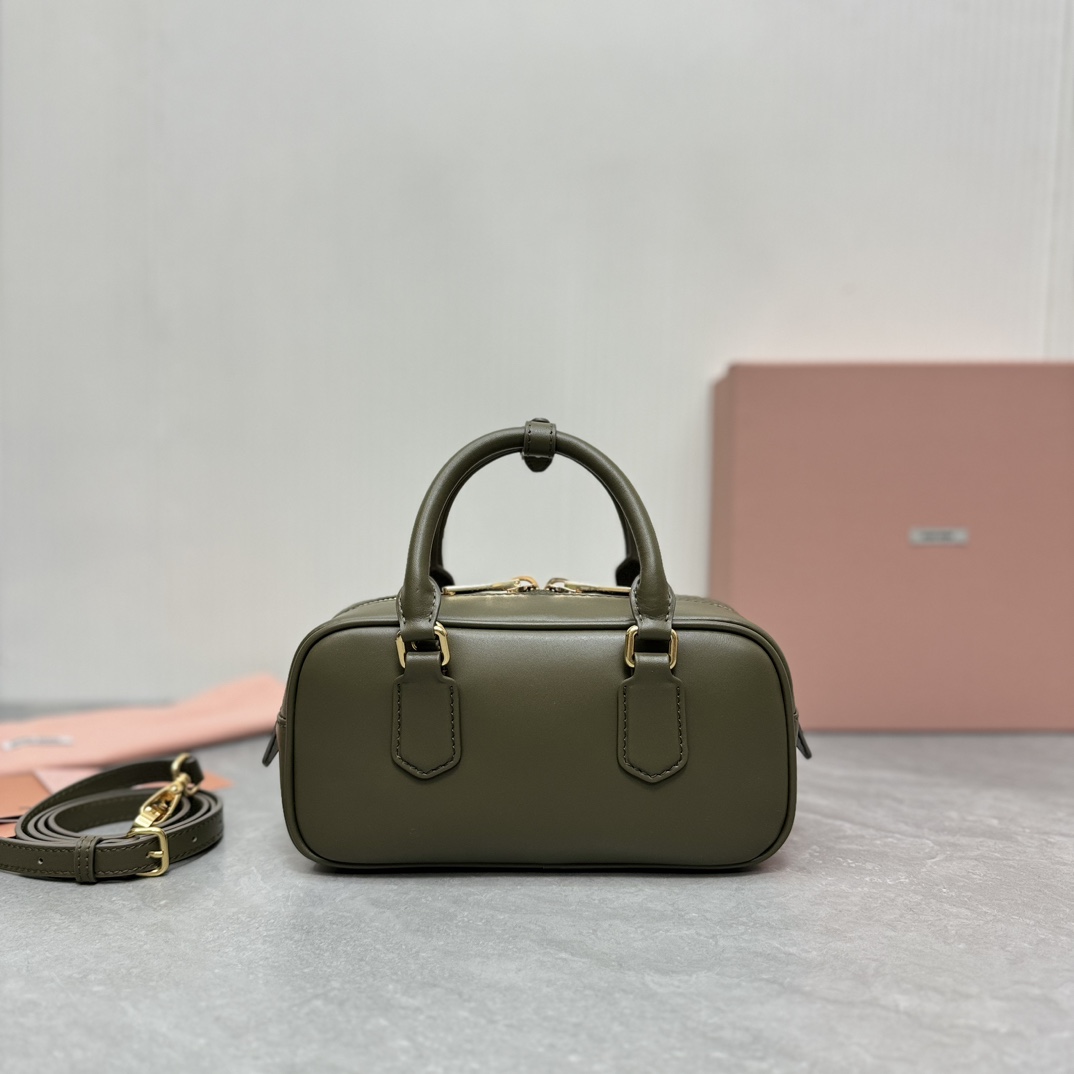 Miu Miu 5BB142 Mi家新款保龄球包包 官网主推 今年绝对爆 款式 进口小牛皮 Miu家独具风格Matelasse图案
