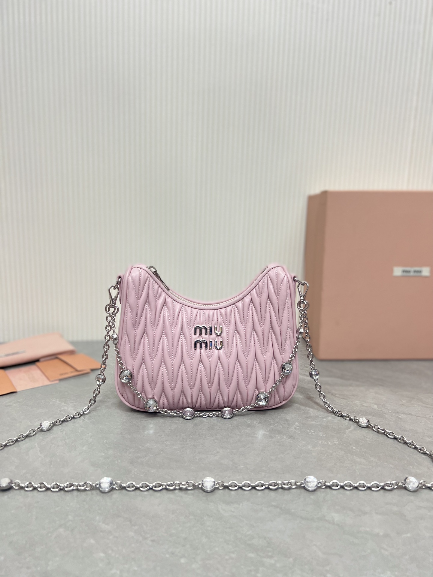 Miu Miu 水晶链条版 5BH211最新版本：新一季Miu Miu标志性Matelasse绣花小羊皮材质