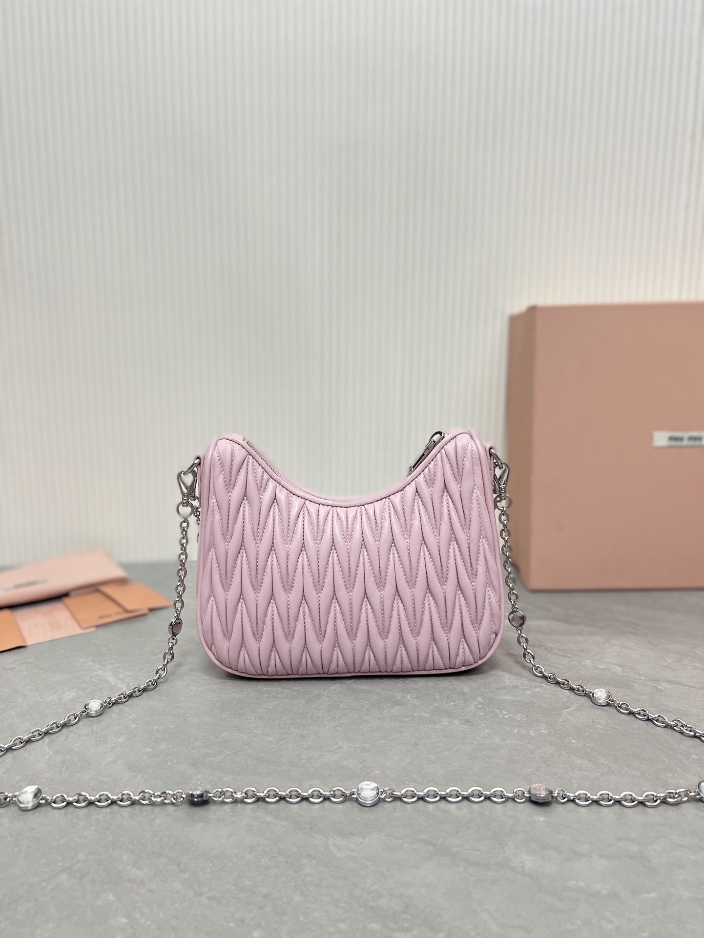 Miu Miu 水晶链条版 5BH211最新版本：新一季Miu Miu标志性Matelasse绣花小羊皮材质