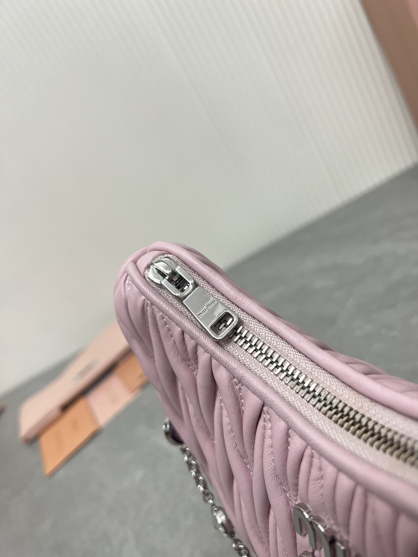Miu Miu 水晶链条版 5BH211最新版本：新一季Miu Miu标志性Matelasse绣花小羊皮材质