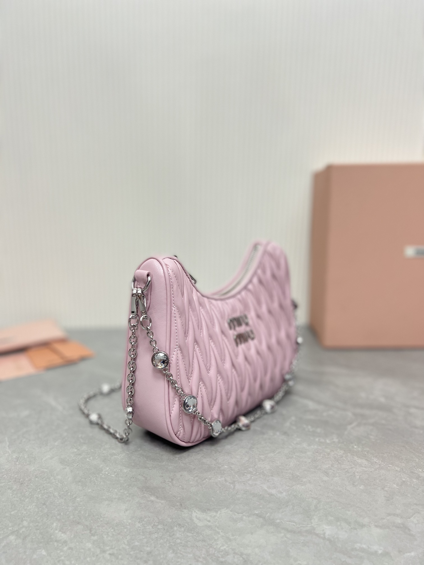 Miu Miu 水晶链条版 5BH211最新版本：新一季Miu Miu标志性Matelasse绣花小羊皮材质