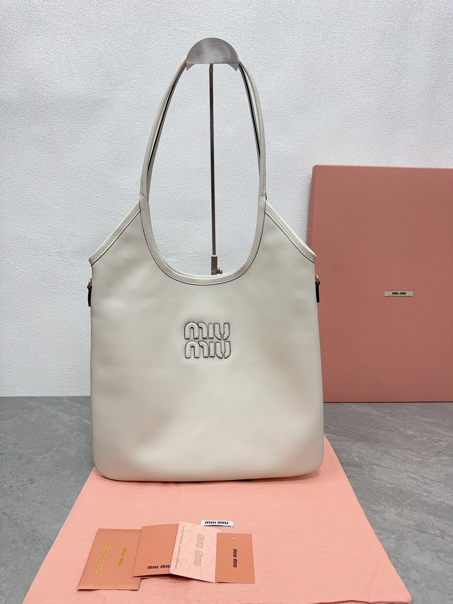 P670 (piel completa blanca) Bolso de hombro exclusivo de Isetan de Miu Miu. Edición limitada lanzada en el Popup de Ise…