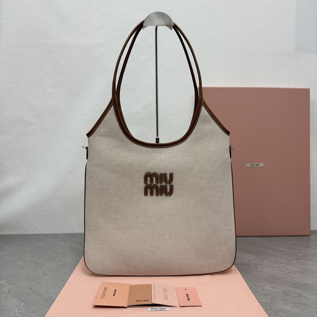 P550 5BG231, nuevo bolso tote exclusivo de Isetan de Miu. Nueva lona, continuando la tendencia perezosa y sexy de la te…