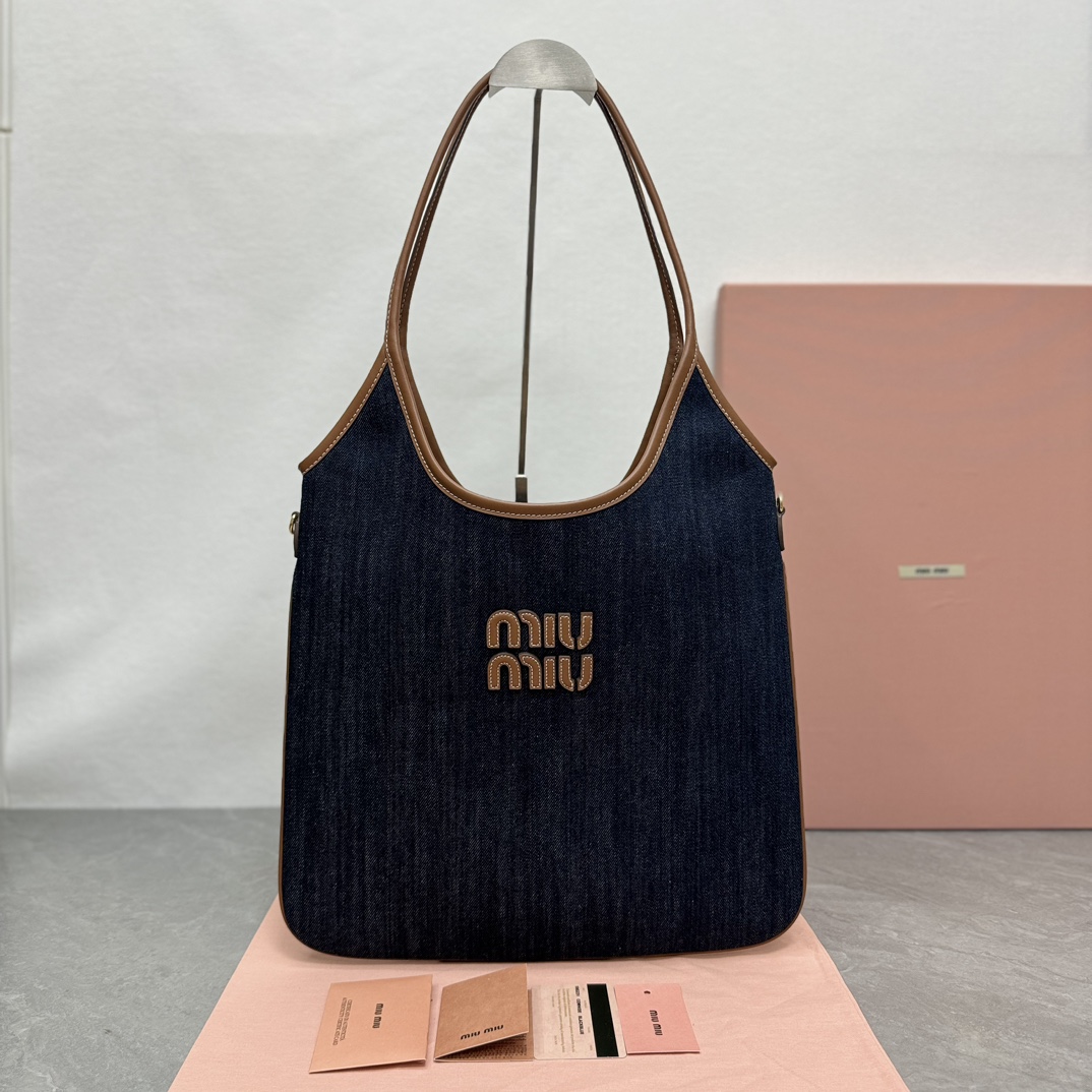 P550 5BG231 Miu nuevo bolso tote exclusivo de Isetan. Nueva tela vaquera, continuando la tendencia perezosa y sexy de l…