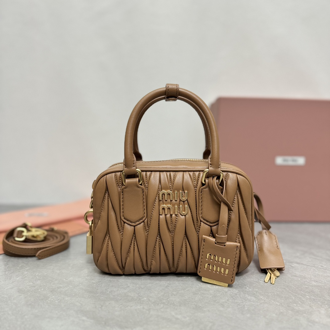 NO:186914,Big factory original leather 5BB123 M home new product too pretty bowling handbag, using imported lambskin classic brand iconic Matelasse texture embroidery, retro matte hardware, retaining the playfulness it should have. The overall bag shape is firm and stylish, full of personality, sweet or salty, and the capacity is shiny. Almost everyone has one of the major fashion owners, and the popularity is no less than the previous MiWander size 19X13X6CM with original packaging, Big factory product MIUMIU, miumiu, sheepskin19860909大厂货 原厂皮 5BB123 M家新品too pretty保龄球手袋,采用进口小羊皮经典品牌标志性Matelasse纹理绣花,复古磨砂五金,保留了应有的俏皮感,包型整体硬挺有型,充满个性,可甜可盐,容量可光,各大时尚搏主几乎人手一个,火爆程度不亚于之前的MiWander 尺寸19X13X6CM 配原版包装,大厂货MIUMIU,miumiu,sheepskin,Bag