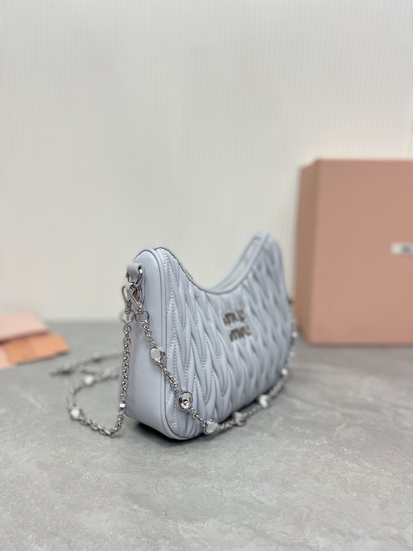Miu Miu 水晶链条版 5BH211最新版本：新一季Miu Miu标志性Matelasse绣花小羊皮材质