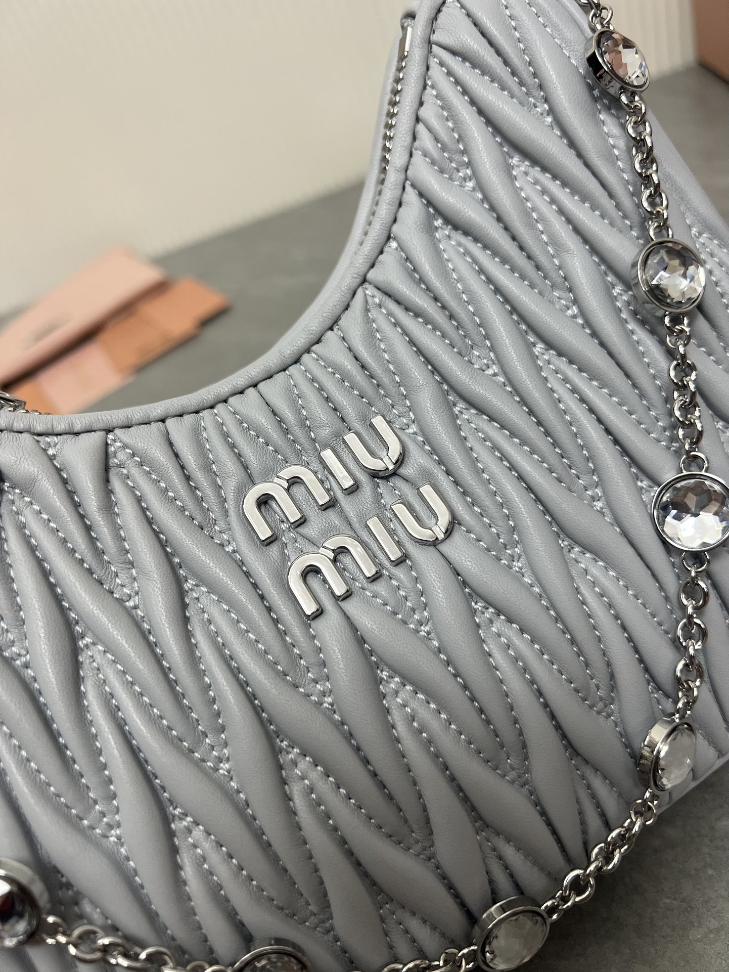 Miu Miu 水晶链条版 5BH211最新版本：新一季Miu Miu标志性Matelasse绣花小羊皮材质