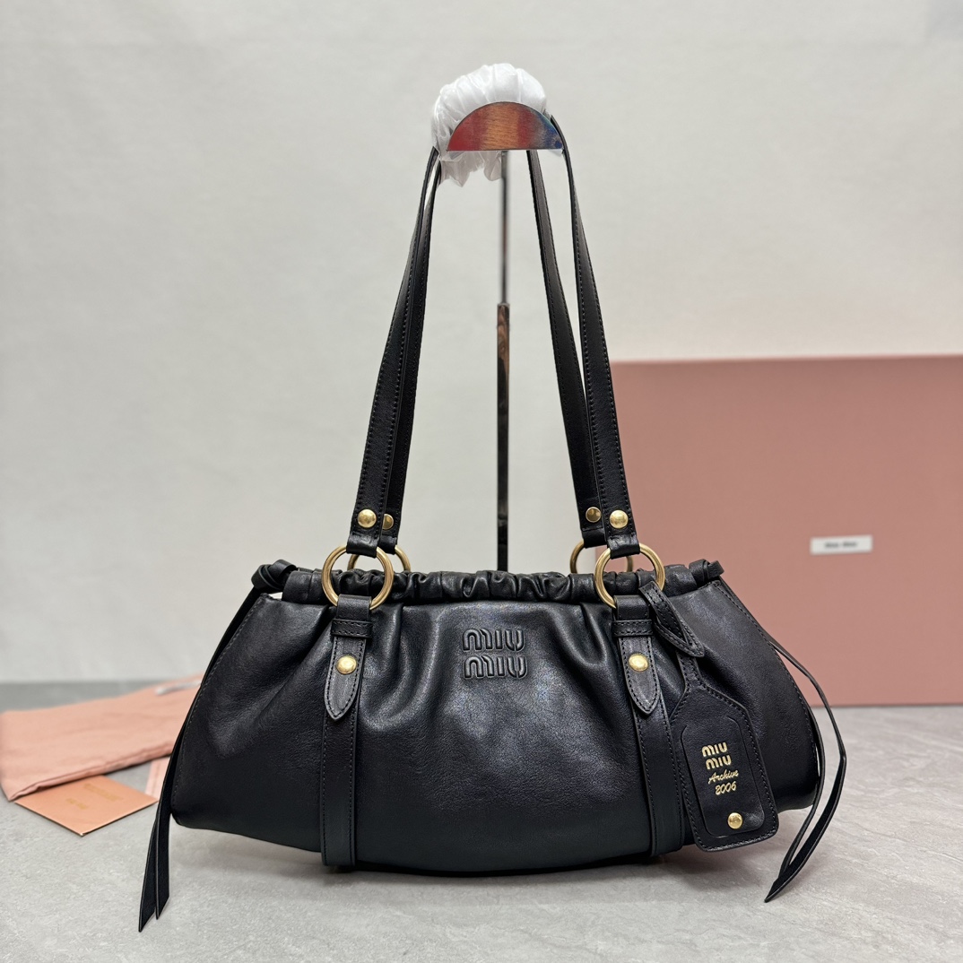 P900 Miumiu bolso de codo retro con forma de empanadilla, bolso motero, continúa con la producción estable de alta cali…