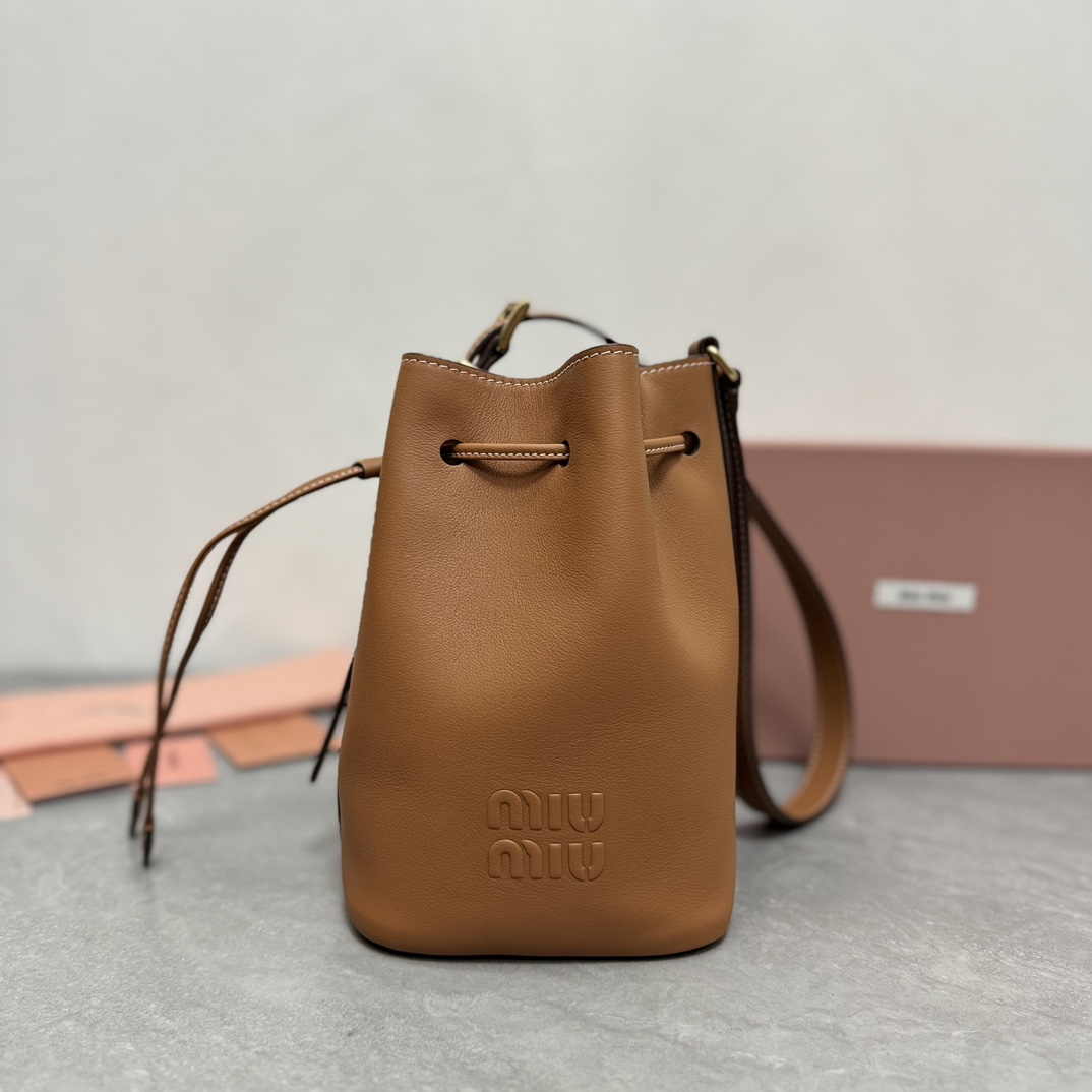 P700 Miumiu 24ss bolso cubo de desfile, es suave y elegante a la vez, toca la belleza femenina, miumi* siempre tiene un…