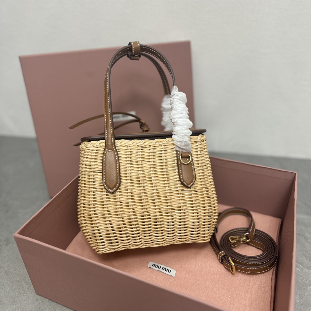 NO:187221,Big factory goods M home MiuMi rattan model model: 5BA222 I really like the freshness and romance of the weaving style, full of dreamy high-end feeling. This small basket has a unique sweet atmosphere that is really fascinating! Pure hand-woven with small and exquisite bag shape is super fascinating~ Just carry the summer feeling and just pull it over. On a picnic or vacation by the beach, it is even more amazing. Miu girls are here to buy it! 15x20x8.5cm, Big factory goods MIUMIU, miumiu19860909大厂货 M家 MiuMi 藤编款 型号:5BA222 好喜欢编织风的清新与浪漫满满都是梦幻般的高级感这款小篮子独特的甜美气息真的嗲爆了! 纯手工编织配小巧精致的包型超级让人着迷~ 随手拎着夏日感直接拉满 去野餐或海边度假,更是绝绝子 miu女孩们菜篮子的季节来咯快来买它! 15x20x8.5cm,大厂货MIUMIU,miumiu,Bag