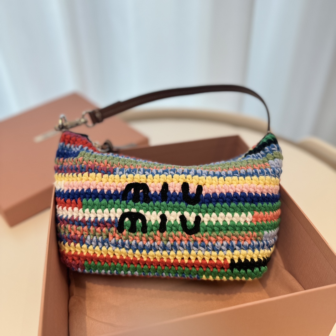 NO:186072,Genuine grade original leather version M home delivery in stock!  5BG209 rainbow color~ More than 10,000 knitted bags on the cabinet are indeed very precious. The whole bag is full of handmade feeling. Handmade is warm and crochetted with wool thread. The bag is lighter, gorgeous colorful stripes are full of exotic atmosphere, central embroidered brand logo, a very warm upper body... The whole bag is hand-croked, inevitably there may be nuances, each one is unique, and the same second one cannot be copied, size 21 x 14 x 12cm with original packaging, large-scale goods MIUMIU, miumiu19860909正品级 原厂皮版本 M家 现货秒发！5BG209彩虹色～ 柜上一万多的编织包确实很珍贵,整只包充满了手工感 手工zui 富有温度,采用羊毛线钩针编织,这样做出来的包更轻量,绚丽的彩色条纹洋溢异域情调,中央刺绣品牌徽标,上身很温暖的一款… 整只都是手工钩织,不可避免可能有细微差别,每个都是独一无二的,复制不出一模一样的第二个,尺寸21 x 14 x 12cm配原版包装,大厂货MIUMIU,miumiu,Bag