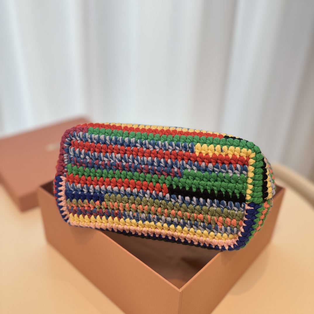 Miu Miu miumiu is ready to ship in seconds! The official 5BG209 rainbow color is on sale~ The more than 10,000 woven bags on the counter are inde