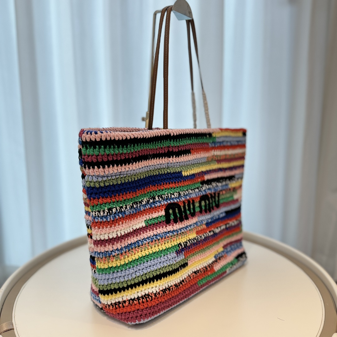 Miu Miu MiuMiu's rainbow shopping bag 5BG228 is the real thing, a handmade bag, not a machine bag on the market, which is not as good-looking. Th