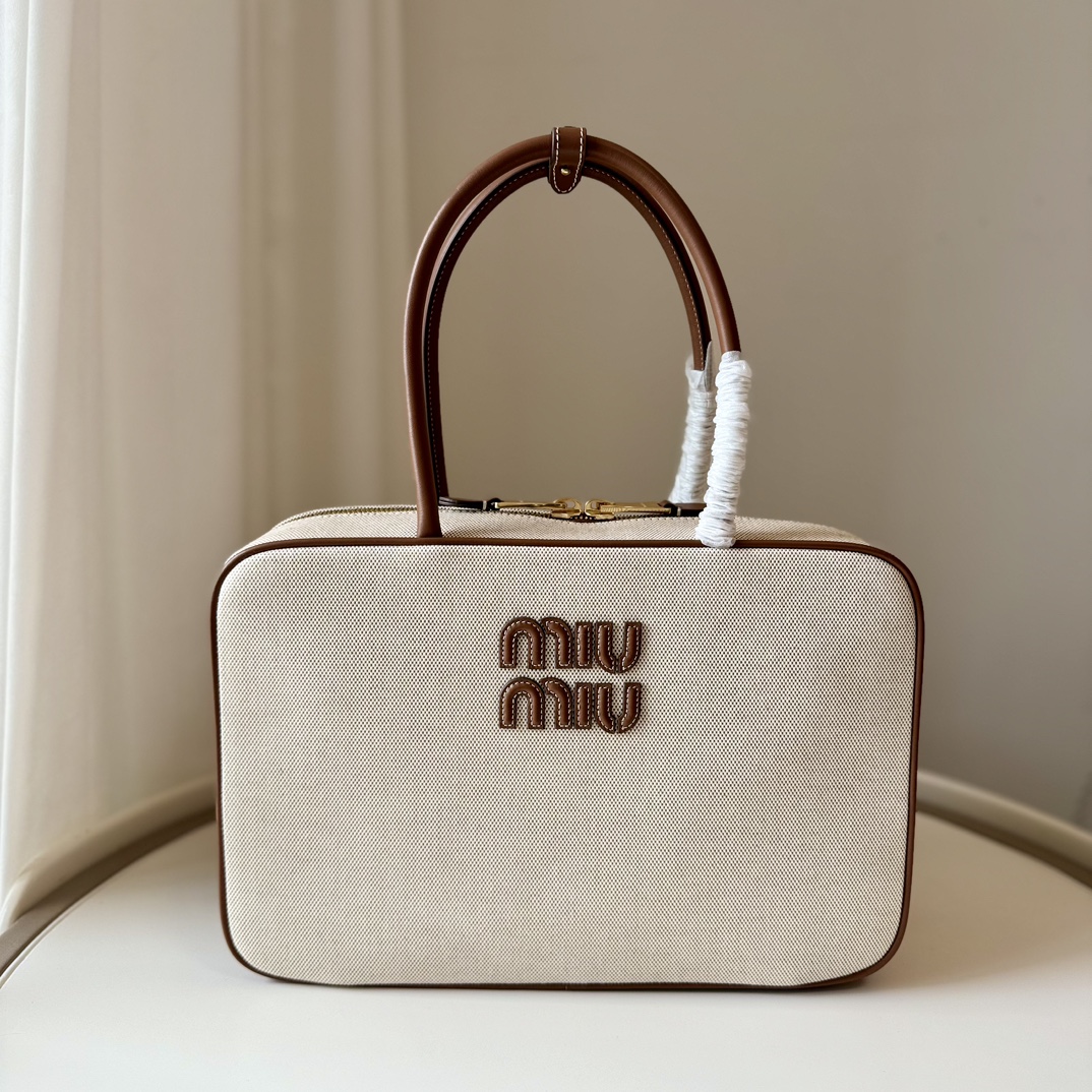 P700 5BB117布配皮：MiuMiu新品帆布公文包，时尚与经典的完全融合，下一个大爆款非它莫属，帆布面料搭配小牛皮，质感柔软且耐用，比起全皮款更加轻便且颜色也更百搭，无论外观还是实用性都让人惊叹，三代长手柄设计方便肩背，大号设计容量…