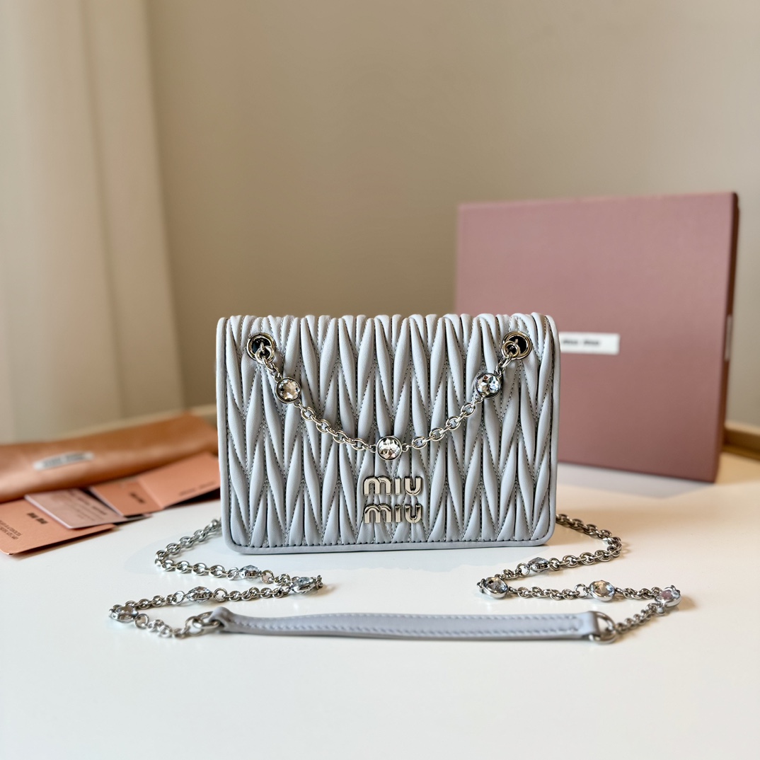 NO:185220,Genuine grade original leather version Mjia new product new product spot 5BP# classic logo Matelasse wrinkled pattern, top-grade imported lambskin inside and outside, the bag is of moderate size, simple lines, sliding metal shoulder straps decorated with imitation crystal shoulder pads, shining and shining luster, the bag is light and not cumbersome, four card slots are added inside, the flip magnetic buckle design is easy to use, and adds a sense of fashion, quite elegant, can be matched with more formal clothing, simple and atmospheric, or casual style, cute and playful, can also be matched with stylish style, fashionable and charming, size 19X13X5cm with original packaging, large-scale goods MIUMIU, miumiu, sheepskin19860909正品级 原厂皮版本 M家新品 新品现货5BP#经典标志Matelasse皱褶纹图案,里外均釆用顶级进口小羊皮,包型大小适中,线条简约,滑动式金属肩带饰以仿水晶配肩垫,闪耀熠熠光泽,包包轻巧不累赘,内里增加四个卡位设计,翻盖磁扣扣合设计方便使用,并增添时尚感,颇具优雅风范,可搭配比较正式的服装,简约大气,也可以搭配休闲风格,可爱俏皮,亦能搭配有型的风格,时髦有魅力,尺寸19X13X5cm 配原版包装,大厂货MIUMIU,miumiu,sheepskin,Bag