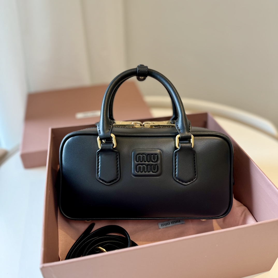 NO:187617,Big factory M Home New Version 5BB142, Miu Home New Bowling Bag, Official Website Main Recommendation, This year's absolutely popular style, top imported calfskin, Miu Home's unique style Matelasse pattern, exquisite three-dimensional and stylish, the front lettering logo echoes the leather color, removable and adjustable leather long shoulder straps, cotton satin lining, and zippered pockets, the same style as many celebrity internet celebrities, size 22X10.5X7.5Cm, with original packaging, Big factory MIUMIU, miumiu, cowhide19860909大厂货 M家 新版本 5BB142,Miu家新款保龄球包包,官网主推,今年绝对爆款式,顶级进口小牛皮,Miu家独具风格Matelasse图案,包身精致立体有型,正面刻字徽标与皮革颜色相呼应,可拆卸可调节皮革长肩带,棉质缎面衬里,配拉链式口袋,众多明星网红同款,尺寸22X10.5X7.5Cm,配原版包装,大厂货MIUMIU,miumiu,cowhide,Bag