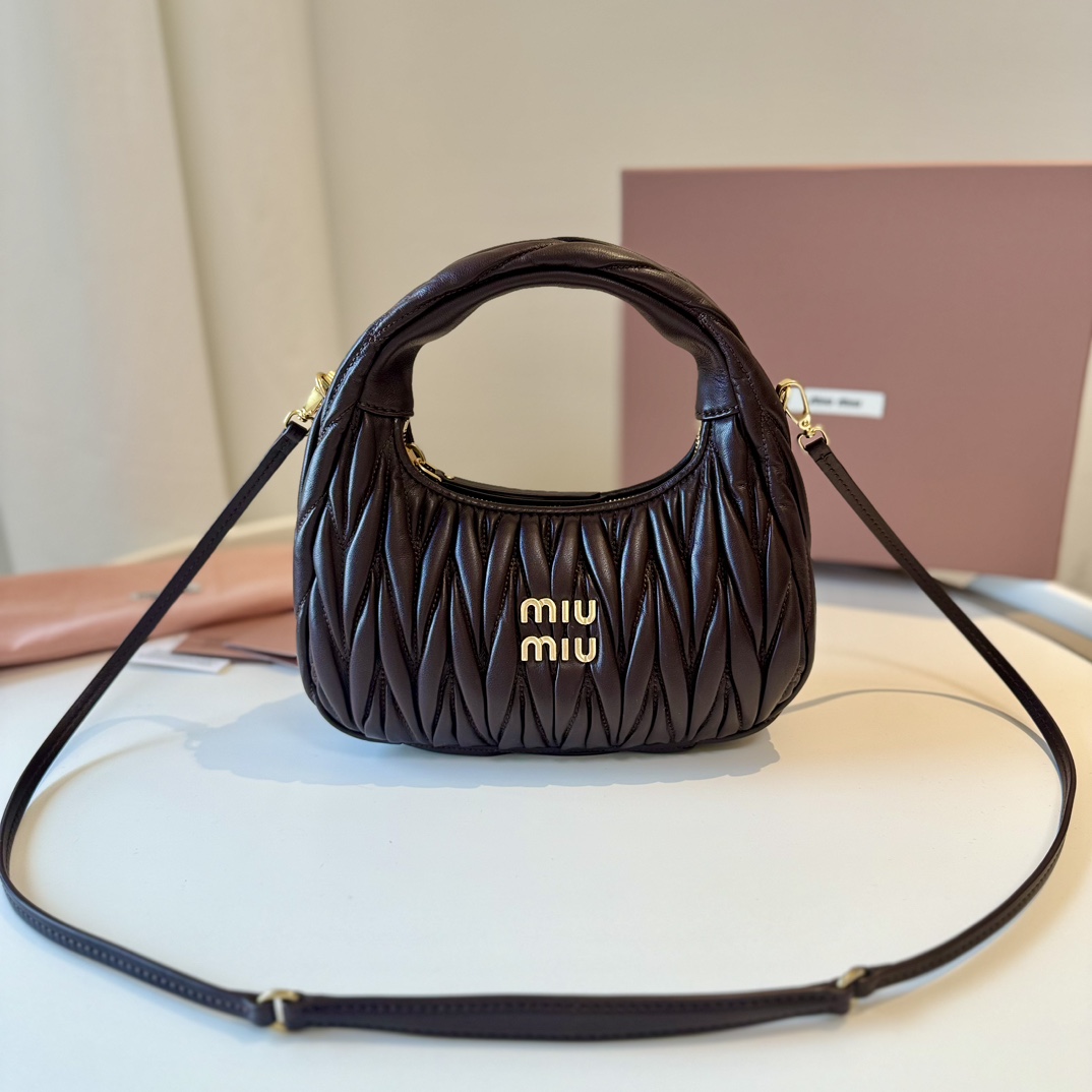 NO:186875,[Big factory goods, original leather, M home] New product, colored heather wood MiuWander handbag, using imported lambskin classic brand iconic Matelasse texture embroidery, retro matte hardware, using round and lonely curves, retaining the playful feeling it should have. The overall shape of the bag is firm and stylish, full of personality, sweet or salty, and the capacity is shiny. Almost everyone in each fashion master has one!  Model 5BC, size 23×13×7cm.【all with gift boxes】, large-scale goods MIUMIU, miumiu, sheepskin19860909【大厂货 原厂皮 M家】新品 色石楠木 MiuWander 手袋,采用进口小羊皮经典品牌标志性Matelasse纹理绣花,复古磨砂五金,利用圆孤的曲线,保留了应有的俏皮感,包型整体硬挺有型,充满个性,可甜可盐,容量可光,各大时尚搏主几乎人手一个！型号5BC,尺寸23×13×7cm.【均配礼品盒】,大厂货MIUMIU,miumiu,sheepskin,Bag