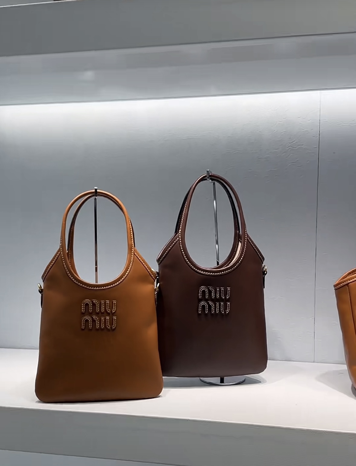 MiuMi限定款，迷你 Tote腋下包 今年的miumiu开挂la～新的尺寸好小巧可爱，散发慵懒气质，包身软而不塌，看似硬挺实际很轻盈，logo设计独特，限定的款式更是一包难求。真的很难不心动💓～日常通勤必备 穿搭私服也不会出错的一款，…
