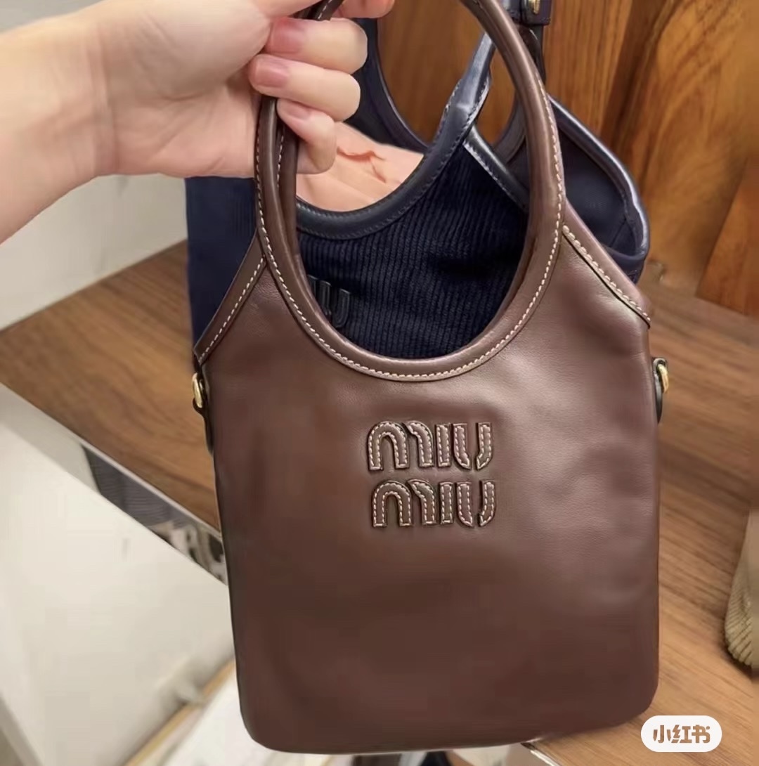迷你 新品 MiuMi限定款，迷你 Tote腋下包 今年的miumiu开挂la～新的尺寸好小巧可爱，散发慵懒气质，包身软而不塌，看似硬挺实际很轻盈，logo设计独特，限定的款式更是一包难求。真的很难不心动💓～日常通勤必备 穿搭私服也不会…