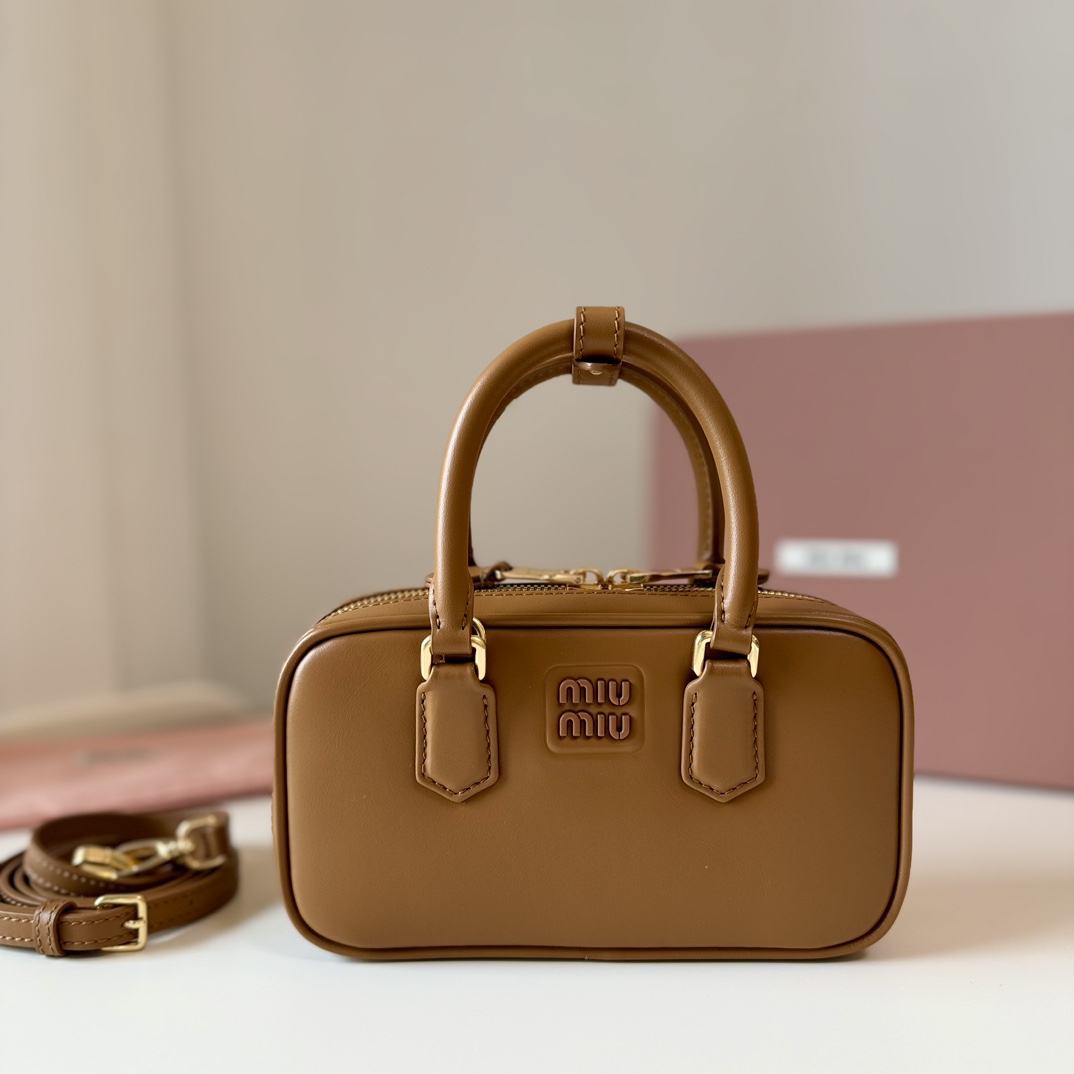 NO:204374,Genuine grade M Home Model: 5BP Miu Home New Mini Bowling Bag, this Arcadie Leather Mini Handbag conveys the fashion concept of reflecting on the current reality and transforming a unique style. The light and soft bag design makes the handbag look fuller, showing the metropolitan style. The letter logo in the same tone gives this handbag a unique aesthetic and classic atmosphere, removable and adjustable leather shoulder straps, satin lining with card slot, size 19X10X5cm with original packaging, MIUMIU, miumiu19860909正品级 M家 型号:5BP Miu家新款迷你保龄球包,这款Arcadie皮革迷你手袋传递出将对当前现实的反思转化独特版型的时尚理念,轻软包设计让手袋看起来更为饱满,尽显大都会风格,同色调的字母徽标,赋予这款手提包独特美感和经典气息,可拆卸可调节皮革肩带,棉缎衬里配卡槽,尺寸19X10X5cm配原版包装,MIUMIU,miumiu,Bag