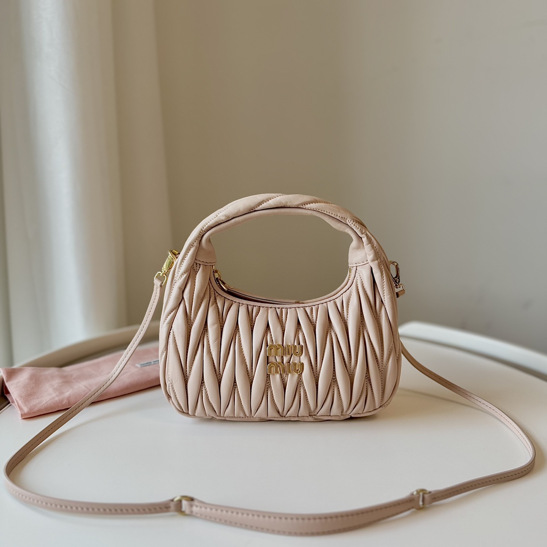 NO:186880,[Big factory goods, original leather M home] The new MiuWander handbag uses imported lambskin classic brand iconic Matelasse texture embroidery, retro matte hardware, and uses round and lonely curves to retain the playful feeling it should be. The overall shape of the bag is firm and stylish, full of personality, sweet or salty, and the capacity is shiny. Almost everyone has one of the major fashion owners!  Model 5BC, size 23×13×7cm.【all with gift boxes】, large-scale goods MIUMIU, miumiu, sheepskin19860909【大厂货 原厂皮 M家】新品 MiuWander 手袋,采用进口小羊皮经典品牌标志性Matelasse纹理绣花,复古磨砂五金,利用圆孤的曲线,保留了应有的俏皮感,包型整体硬挺有型,充满个性,可甜可盐,容量可光,各大时尚搏主几乎人手一个！型号5BC,尺寸23×13×7cm.【均配礼品盒】,大厂货MIUMIU,miumiu,sheepskin,Bag