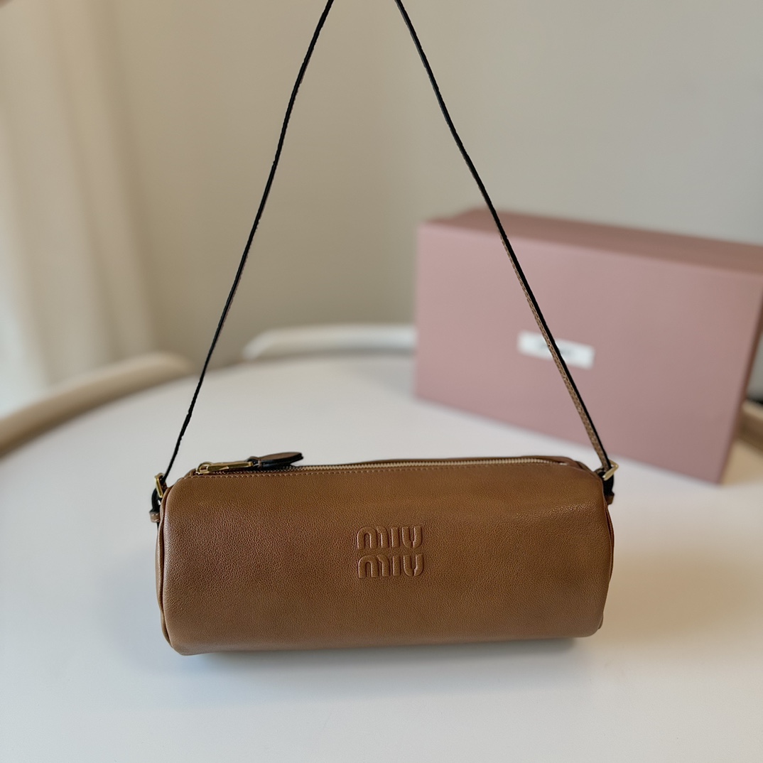 NO:186071,Genuine grade original leather version 5NE851 new cylinder bag, using top imported lambskin, the leather is super soft and the cost-effectiveness is super high, Jimei!  Get this light and cute little bag, with a great design, a thin bag, and zipper accessories are all very fine, simple and low-key, the content is really easy to fit, and all the essentials you go out will not affect the bag shape. You can easily control sweet, casual and retro, it is really a small, practical and versatile bag. Model number: 5NF851 Size: 21.5 x 9 x 9cm with original packaging, large-scale MIUMIU, miumiu, sheepskin19860909正品级 原厂皮版本 5NE851新品圆筒包,采用顶级进口小羊皮,皮质超级柔软,性价比超高,集美们！快入手这只轻便可爱的小包,设计大赞,细细的一条包袋,还有拉链配件都非常精细,简约低调,内容量真的很能装,出门的必需品都装进去也不会影响包型,甜酷休闲复古都能轻松驾驭,真的是一只小巧实用百搭的包包. 款号:5NF851 尺寸:21.5 x 9 x 9cm配原版包装,大厂货MIUMIU,miumiu,sheepskin,Bag