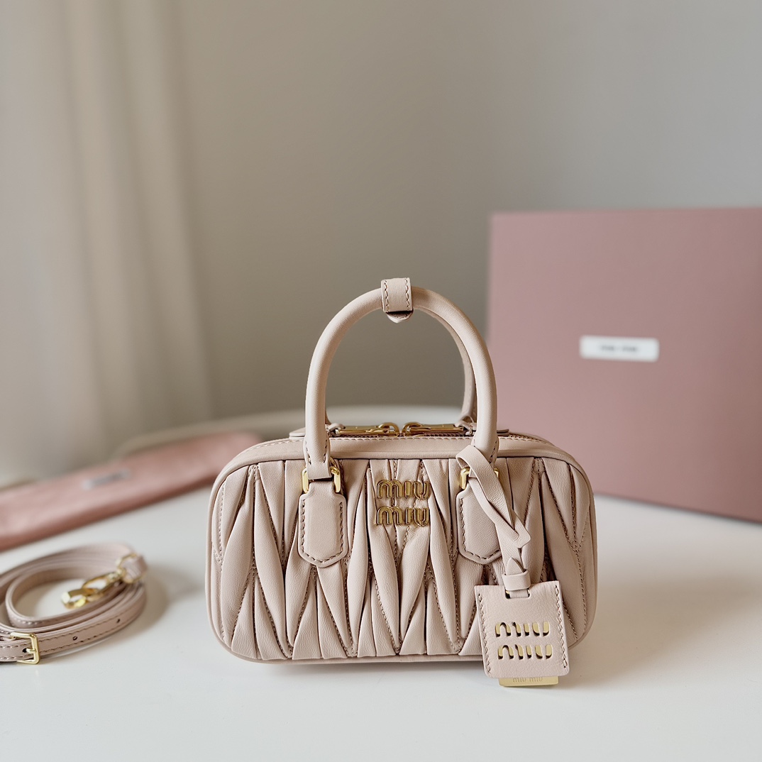 NO:186894,Large-scale products, original leather ^mini sheepskin pleated bag. The simple design highlights the diverse functionality and practical concepts of the bag. It is low-key but super high-quality. It improves the texture in one piece~ sweet or salty. It is a must-have for daily commuting. There will be no mistakes in wearing private clothes. This one can be interpreted very well!  Model number 5BP Size length 20x Width 5x Height 10cm with original packaging, large-scale MIUMIU, miumiu, sheepskin19860909大厂货  原厂皮 ^mini羊皮褶皱包 简洁设计彰显出包包的多样功能性和实用概念 低调却超显高逼格 一整个提升质感～可甜可盐 日常通勤必备 穿搭私服也不会出错的,这款都能很好的诠然哦！ 款号5BP 尺寸长20x 宽5×高10cm配原版包装,大厂货MIUMIU,miumiu,sheepskin,Bag