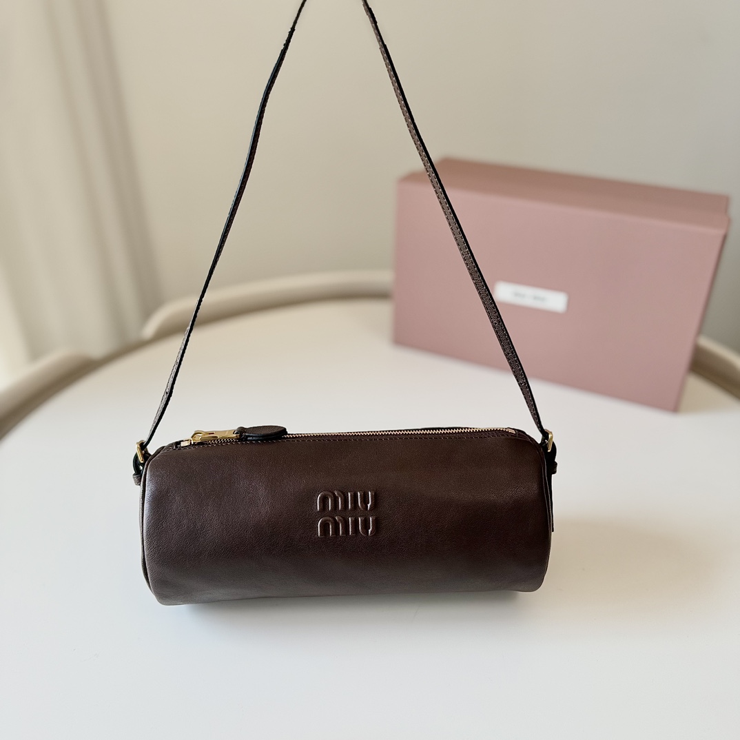 NO:186066,Genuine grade original leather version 5NE851 new cylinder bag, using top imported lambskin, the leather is super soft and the cost-effectiveness is super high, Jimei!  Get this light and cute little bag, with a great design, a thin bag, and zipper accessories are all very fine, simple and low-key, the content is really easy to fit, and all the essentials you go out will not affect the bag shape. You can easily control sweet, casual and retro, it is really a small, practical and versatile bag. Model number: 5NF851 Size: 21.5 x 9 x 9cm with original packaging, large-scale MIUMIU, miumiu, sheepskin19860909正品级 原厂皮版本 5NE851新品圆筒包,采用顶级进口小羊皮,皮质超级柔软,性价比超高,集美们！快入手这只轻便可爱的小包,设计大赞,细细的一条包袋,还有拉链配件都非常精细,简约低调,内容量真的很能装,出门的必需品都装进去也不会影响包型,甜酷休闲复古都能轻松驾驭,真的是一只小巧实用百搭的包包. 款号:5NF851 尺寸:21.5 x 9 x 9cm配原版包装,大厂货MIUMIU,miumiu,sheepskin,Bag