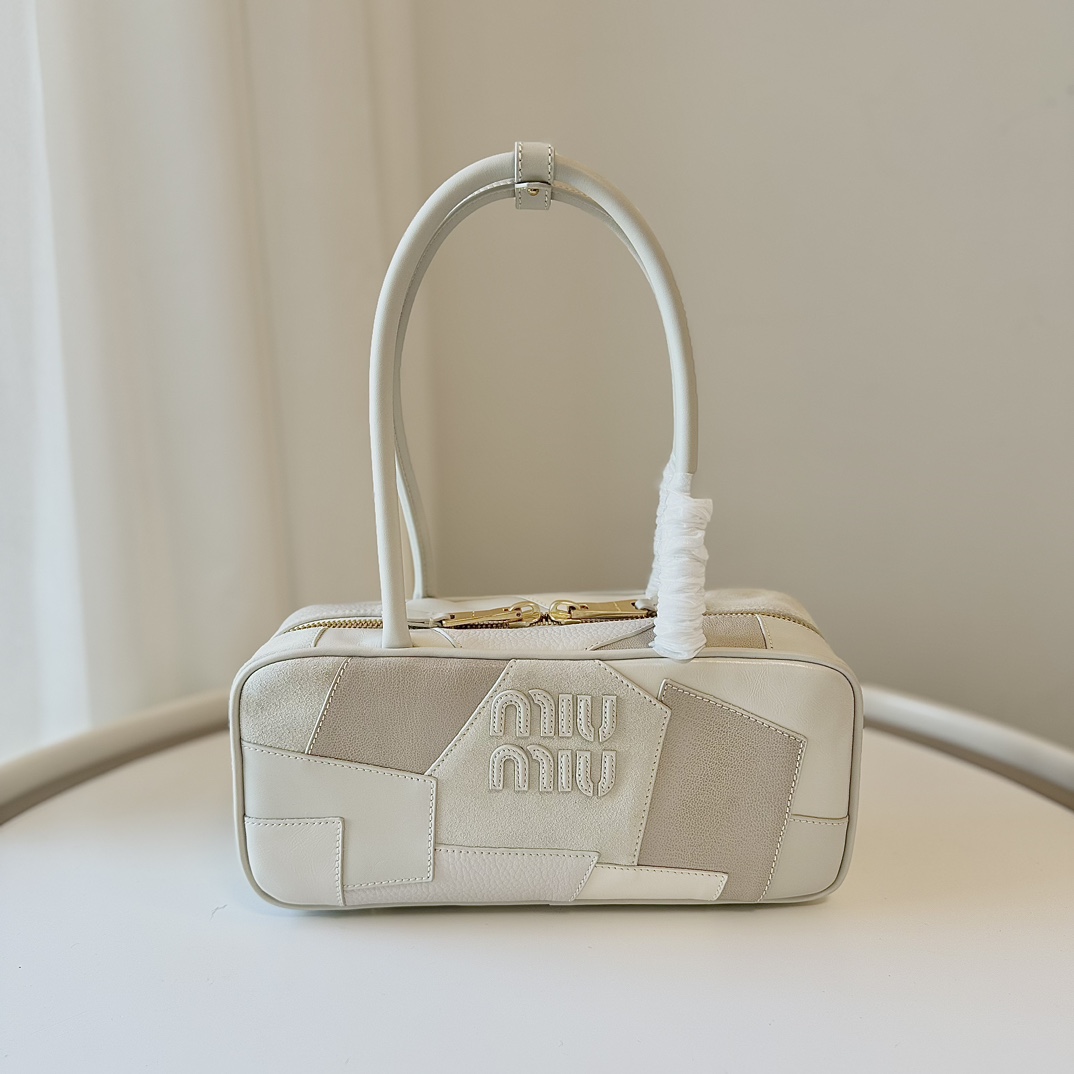 NO:187226,[Big factory goods, splicing white] Valentine's Day limited splicing bowling bag, sewing handbag, chalk white calfskin and lambskin to create an Arcadie handbag, suede, oil wax leather, glossy leather and other leather materials with different textures create a sense of layering. Irregular patch design and intentional wear inject a vintage atmosphere into the bag. It is not unreasonable to be popular on the entire network. It can be used as a briefcase or a travel handbag, capacity. Model number 5BB147 leather white. Size bottom length 28x width 9x height 34 (including handle 11cm), large factory goods MIUMIU, miumiu, cowhide, sheepskin, chamois leather19860909【大厂货 拼接白】 情人节限定拼接保龄球包 拼缝手袋,选用粉笔白色小牛皮和小羊皮拼缝打造Arcadie 手提包,麂皮、油蜡皮、光面皮等不同质感的皮料拼接营造出层次感,不规则补丁设计和故意磨损的效果为包包注入vintage 气息 ,火爆全网不是没道理的 可当公文包、可当旅行手袋,容量 款号5BB147拼皮白色 尺寸底长28x宽9x高 34（含手柄11cm）,大厂货MIUMIU,miumiu,cowhide,sheepskin,chamois leather,Bag