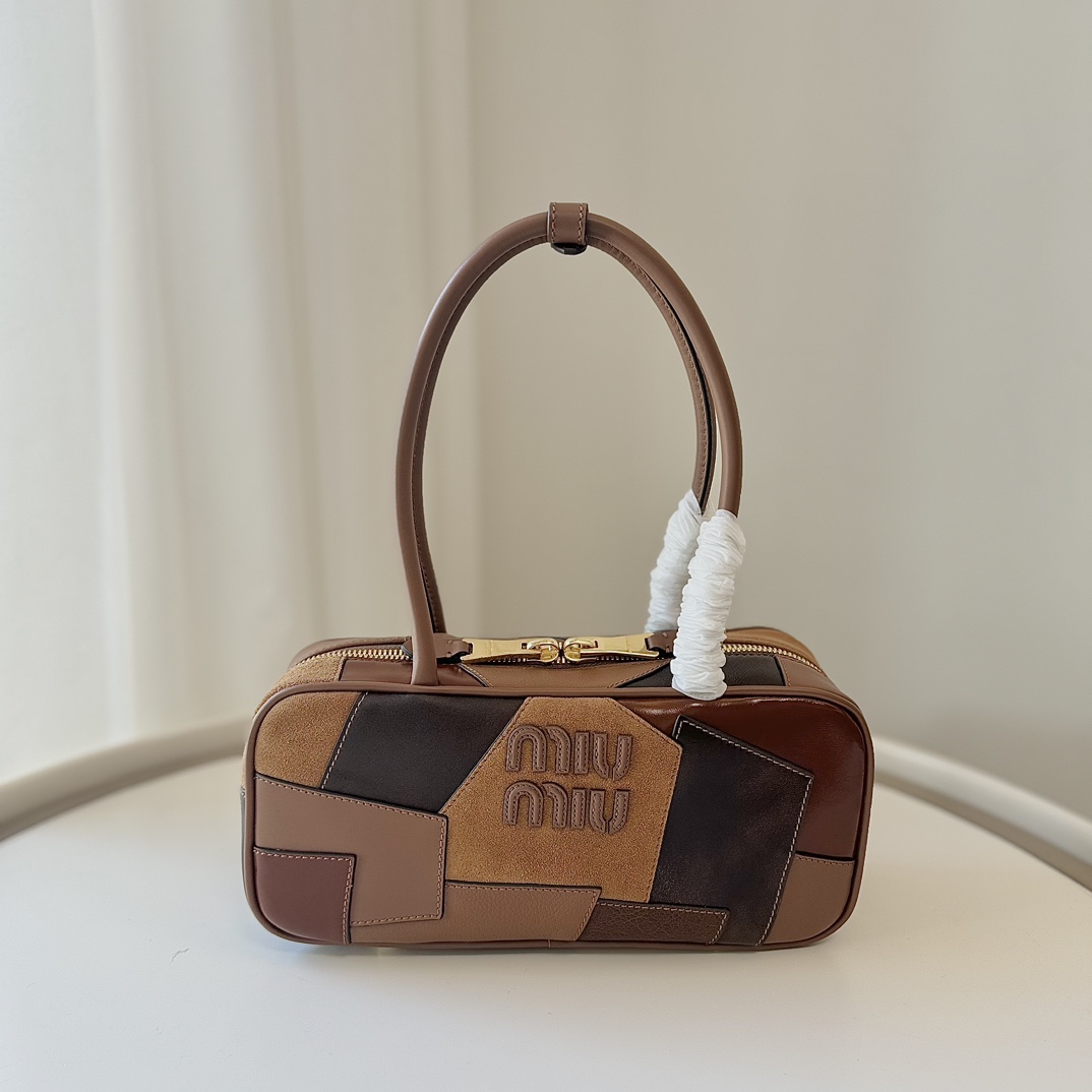 NO:187228,[Big factory products, spliced ​​brown] Valentine's Day limited spliced ​​bowling bag, sewn handbag, chalk white calfskin and lambskin to create an Arcadie handbag, suede, oily wax leather, glossy leather and other leather materials with different textures create a sense of layering. Irregular patch design and intentional wear inject a vintage atmosphere into the bag. It is not unreasonable to be popular on the entire network. It can be used as a briefcase or a travel handbag, capacity. Model number 5BB147 leather brown. Size bottom length 28x width 9x height 34 (including handle 11cm), large factory products MIUMIU, miumiu, cowhide, sheepskin, chamois leather19860909【大厂货 拼接棕色】 情人节限定拼接保龄球包 拼缝手袋,选用粉笔白色小牛皮和小羊皮拼缝打造Arcadie 手提包,麂皮、油蜡皮、光面皮等不同质感的皮料拼接营造出层次感,不规则补丁设计和故意磨损的效果为包包注入vintage 气息 ,火爆全网不是没道理的 可当公文包、可当旅行手袋,容量 款号5BB147拼皮棕色 尺寸底长28x宽9x高 34（含手柄11cm）,大厂货MIUMIU,miumiu,cowhide,sheepskin,chamois leather,Bag