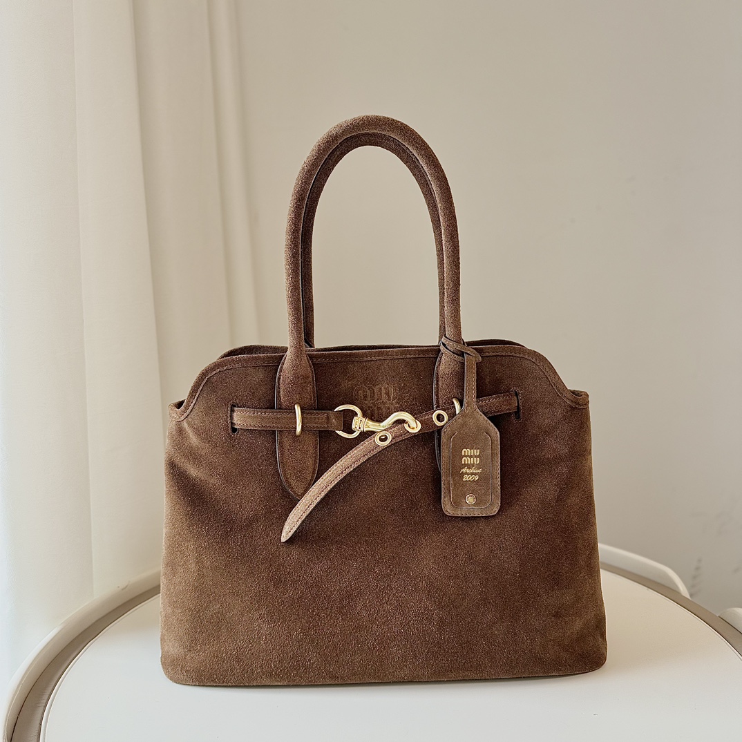NO:187204,Original product M home deer velvet brown 5BG291, new popular mid-range tote bag, made of suede material that was popular this year, and the leather is soft and high-end. This aventure nappa leather handbag is inspired by the Miu collection design. The structure has been adjusted to become lighter and brings new personality. It is decorated with embossed letter logos, adding iconic elements, retro gold hardware accessories, linen-blend lining, with zippered pockets and patch pockets, long wrists are suitable for handheld or single shoulder, size 31 x 40 x 13cm, large manufacturer MIUMIU, miumiu, totes, chamois leather19860909原厂货 M家鹿绒棕 5BG291,新品爆款中古托特包,采用今年爆火的麂皮材质,皮质柔软高级,这款aventure nappa皮革手袋灵感源自miu典藏设计,结构经过调整,变得更加轻便,焕发全新个性,饰以压花字母徽标,增添标志性元素,复古金色五金配件,亚麻混纺衬里,配拉链口袋和贴袋,长手腕适合用作手提或单肩,尺寸31 x 40 x 13cm,大厂货MIUMIU,miumiu,totes,chamois leather,Bag