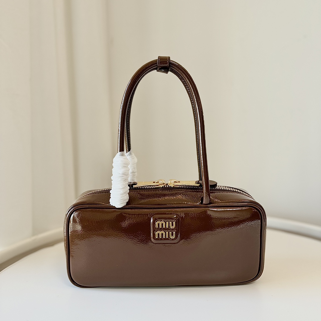 P700 Nuevo bolso de bolos de Miu, hecho a mano, con piel charol de cera y aceite, textura única de grietas de hielo. Di…