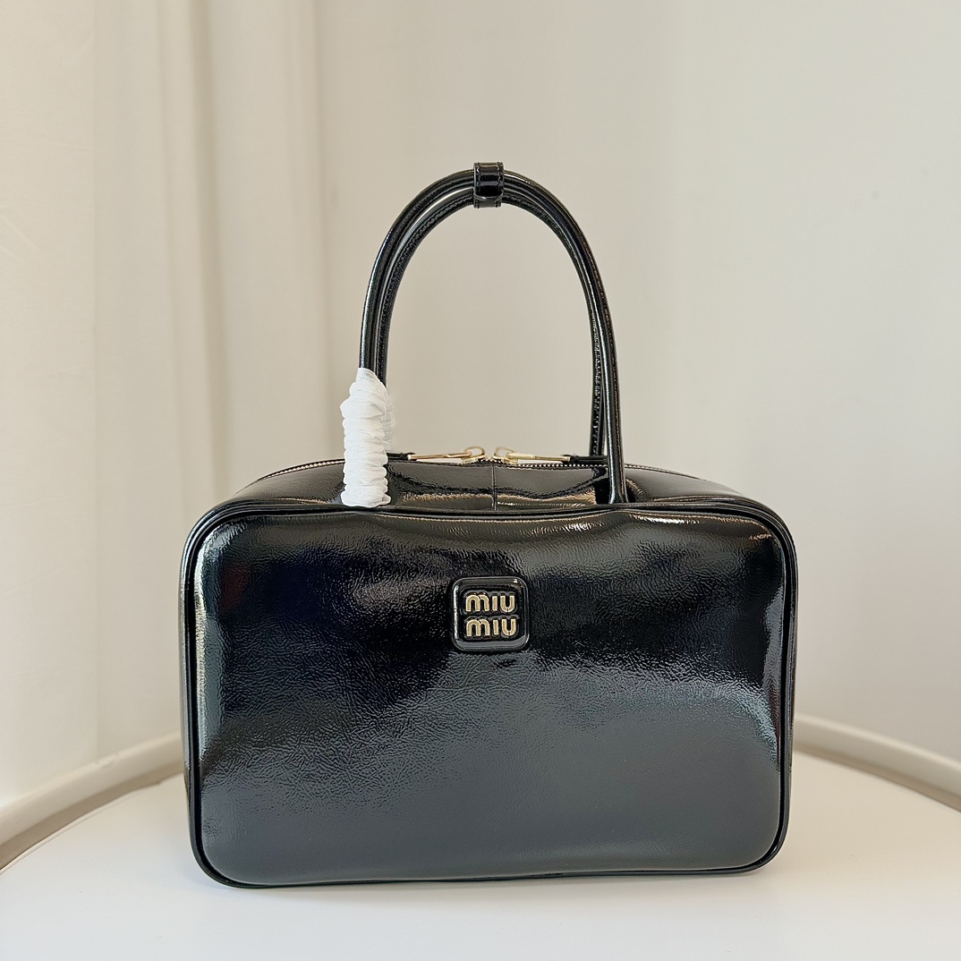 NO:204384,Genuine grade Mium new product, heavy handmade, using brand new oil wax patent leather material, unique ice crack texture leather surface, bold and innovative design perfectly interprets Miu's eclectic, chic and casual attitude towards life. This cool, freeze-shaped and exquisite multi-functional design, fusion and elements, casual and lazy, natural and free, full of personality, super large capacity and lightweight, brand new canvas lining, popular all over the world, all fashion celebrities love to carry it Model: 5BB117 patent leather black Size 34x23x12cm, MIUMIU, miumiu19860909正品级 mium新品,重手工制作,采用全新油蜡漆皮材质,独特的冰裂纹理皮面,大胆创新的设计完美诠释了miu不拘一格,潇洒随意包容的人生态度,这款很酷,定格精致的多功能设计,融合和元素,随性慵懒,自然洒脱,充满个性,超大容量还很轻便,全新的帆布衬里,火遍全球,各大时尚搏主明星都爱背它 型号:5BB117漆皮黑色 尺寸34x23x12cm,MIUMIU,miumiu,Bag