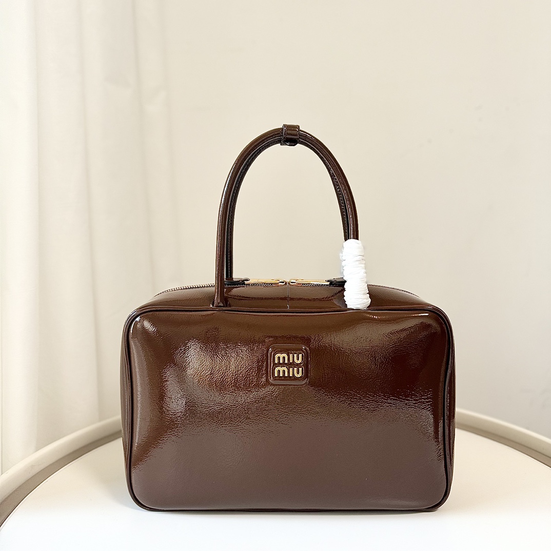 NO:204379,Genuine grade Mium new product, heavy handmade, using brand new oil wax patent leather material, unique ice crack texture leather surface, bold and innovative design perfectly interprets Miu's eclectic, chic and casual attitude towards life. This cool, freeze-shaped and exquisite multi-functional design, fusion and elements, casual and lazy, natural and free, full of personality, super large capacity and lightweight, brand new canvas lining, popular all over the world, all fashion stars love to carry it Model: 5BB117 patent leather brown Size 34x23x12cm, MIUMIU, miumiu19860909正品级 mium新品,重手工制作,采用全新油蜡漆皮材质,独特的冰裂纹理皮面,大胆创新的设计完美诠释了miu不拘一格,潇洒随意包容的人生态度,这款很酷,定格精致的多功能设计,融合和元素,随性慵懒,自然洒脱,充满个性,超大容量还很轻便,全新的帆布衬里,火遍全球,各大时尚搏主明星都爱背它 型号:5BB117漆皮棕色 尺寸34x23x12cm,MIUMIU,miumiu,Bag