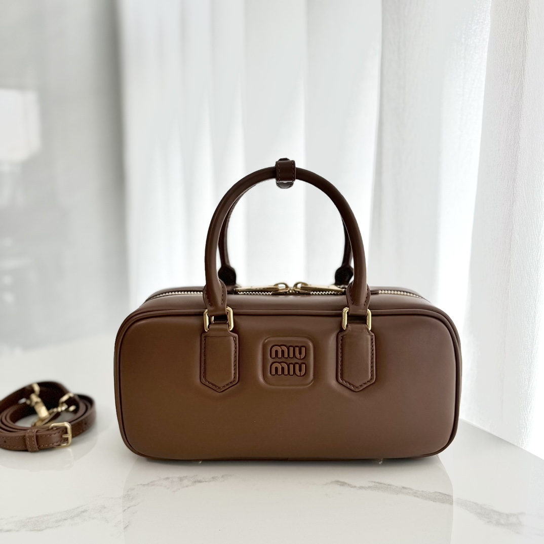 NO:186889,Large factory original leather upgraded version, for ZPM home 5BB, Miu home new bowling bag, official website main recommendation, this year's absolute hot style, top imported calf leather, Miu home unique style Matelasse pattern, exquisite three-dimensional and stylish, front engraving logo echoes leather color, removable and adjustable leather long shoulder strap, cotton satin lining, zippered pocket, the same style of many celebrity internet celebrities, size 27X12X9Cm, with original packaging, large factory MIUMIU, miumiu, cowhide19860909大厂货  原厂皮 升级版本,对ZPM家 5BB,Miu家新款保龄球包包,官网主推,今年绝对爆款式,顶级进口小牛皮,Miu家独具风格Matelasse图案,包身精致立体有型,正面刻字徽标与皮革颜色相呼应,可拆卸可调节皮革长肩带,棉质缎面衬里,配拉链式口袋,众多明星网红同款,尺寸27X12X9Cm,配原版包装,大厂货MIUMIU,miumiu,cowhide,Bag