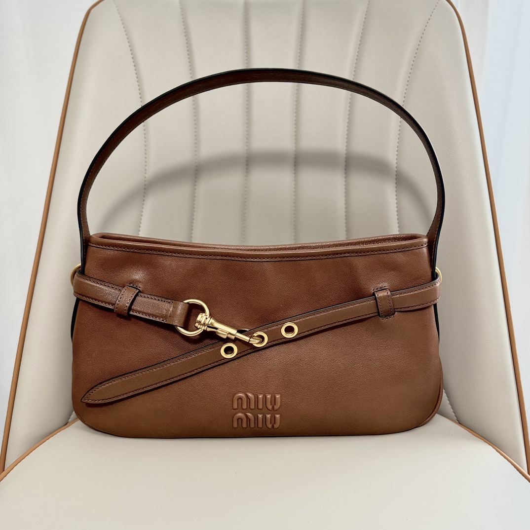 NO:186883,Super-grade original leather New style in stock {brown} Aventure 25ss shoulder bag Popular Aventure The latest underarm bag style can be worn on the shoulder and on the hand and it feels more lazy~ The open zipper design is more convenient, and it is not afraid of things falling out and better storage items. Old and retro hardware with retro nappa leather is high-end classic, relaxed and casual. The treasure bag of the fashionable fairy~ Model: 500182 brown Small size bottom length 33x height 19x width 5cm, large-scale MIUMIU, miumiu, shoulder bags19860909特级 原厂皮 新款现货｛棕色｝ Aventure 25ss 单肩包 爆款 Aventure 最新腋下包款式可肩背手拎更有慵懒感~开口拉链设计更方便 不怕东西掉出更好收纳物品,做旧复古五金搭配复古 nappa 皮高级古典,松弛又随性 时髦妖精的宝藏包包～ 型号:500182棕色 小号尺寸底长 33x 高 19x 宽 5cm,大厂货MIUMIU,miumiu,shoulder bags,Bag