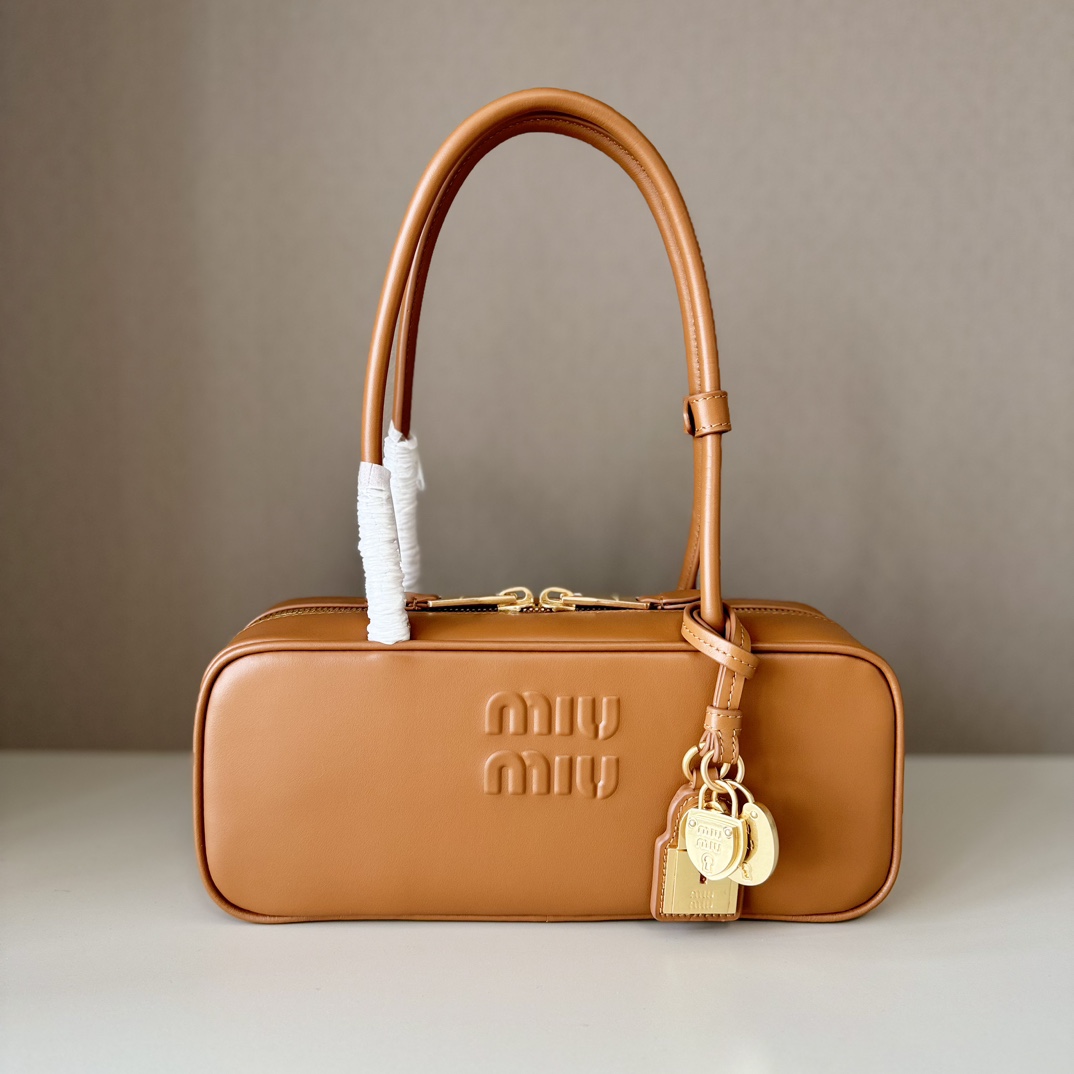 P730 Nuevo producto en stock. MiuMi*25ss bolso de hombro. Muy popular en toda la red. El hermoso bolso Beau combina est…