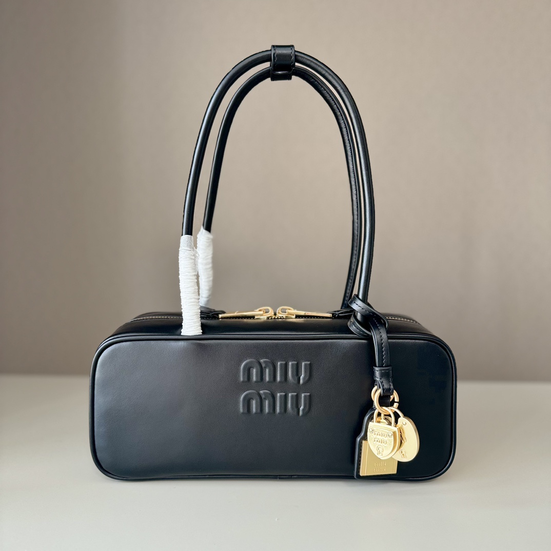 NO:187207,Original product, new spot MiuMi*25ss shoulder bag, popular throughout the Internet, super beautiful Beau handbags combine retro style and contemporary spirit, which is really too grass!  ! It uses top imported calf leather, smooth, delicate and soft leather, and it is very nice to carry. It is simple and easy to match. It can hold daily necessities in a capacity and small size. It is exquisite and compact. It is matched with unique handles and decoration details, which makes it more functional and personalized. 5BB173 Size 28x 11.5 x 8cm with gift boxes, large-scale products MIUMIU, miumiu, shoulder bags, cowhide19860909原厂货 新品现货MiuMi*25ss单肩包 火爆全网中 超美Beau手袋融合了复古风格当代精神,真的太种草了！! 采用顶级进口小牛皮,皮质光滑细腻柔软,背起来都很 nice 哦,简约设计易搭配,容量大小能装下日常用品,精致又小巧,搭配别致提手和挂饰细节,更显功能性与个性风格 5BB173 尺寸28x 11.5 x 8cm配礼品盒,大厂货MIUMIU,miumiu,shoulder bags,cowhide,Bag