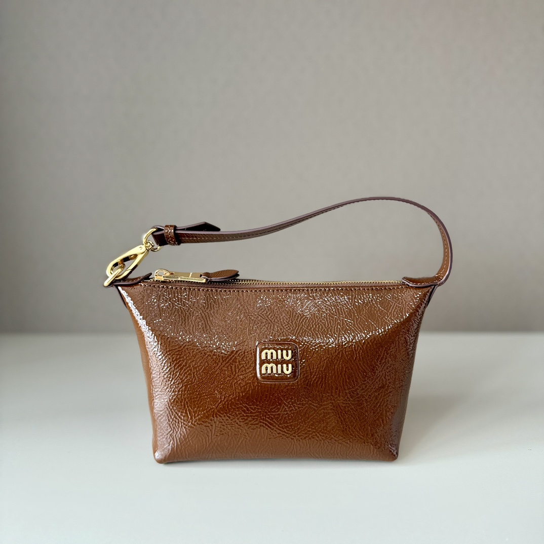 NO:187200,Original product MIUMIU 5NE841 new oil wax patent leather lunch box bag, unique ice crack texture, iconic front Miu amount logo, cotton inner lining, ultra light, large capacity, good looking no matter how you match it, suitable for all seasons, size bottom length 19cm, opening width 25.5cm, height 14cm, bottom width 10cm, gift box, large factory goods MIUMIU, miumiu19860909原厂货 MIUMIU 5NE841新品油蜡漆皮饭盒包,独特的冰裂纹理,正面标志性 Miu金额logo,棉布内里,超轻,容量大,怎么搭都好看,一年四季都适用,尺寸底长19cm,开口宽25.5cm,高14cm,底部宽10cm,配礼品盒,大厂货MIUMIU,miumiu,Bag