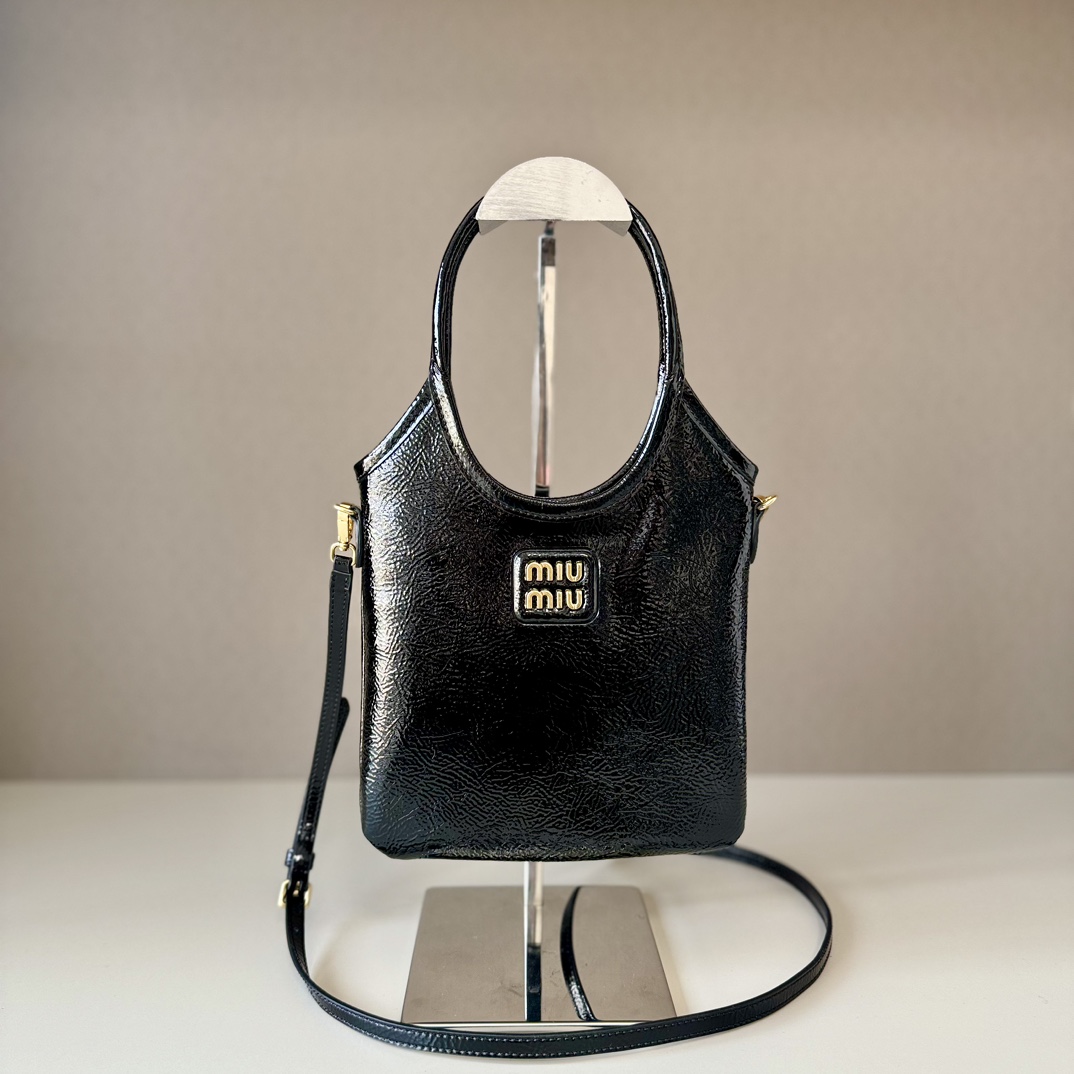 NO:187190,Original product, mini Tot patent leather black 20cm, super cute, this oily wax leather is really suitable for autumn and winter. This black patent leather makes me handsome, how can I make it so soft, so stylish and handsome!  Ivy's super large capacity and unique m1u's extreme traditionalism are really suitable for winter. The mini ivy is super cute, small but not wasteful. The whole bag is made of original leather, and the texture is even more amazing!  A shoulder strap is included, can be removed Model 5BA281 patent leather black Size 20x24cm with gift box, large-scale goods MIUMIU, miumiu19860909原厂货   迷你托特漆皮黑20cm 超级小可爱来咯 这款油蜡皮真的好适合秋冬 这个黑色漆皮有把我帅到,怎么可以做到这么柔软的材质又这么有型且帅气的呀！ ivy超大的容量还有独属于m1u的极繁主义 真的太适合冬季咯 迷你的ivy超可爱,小而不废, 整个包用了原厂皮材质,出来的质感更加不得了！ 附送一条肩带,可以拆卸 型号5BA281漆皮黑 尺寸20x24cm配礼品盒,大厂货MIUMIU,miumiu,Bag