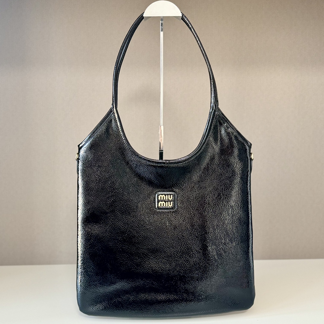 NO:187186,Original product 5BG231Miu's new Isetan limited tote bag, the official website is recommended, this year's absolutely popular style, new oil wax patent leather, unique ice cracked texture leather surface, unique leather texture, soft body but not collapsed, casual and lazy temperament, super large capacity, it is 100% return rate when going out on the street every day, hand-sewn leather logo logo, brand new burlap lining, zippered pocket, size 35 X 40 cm with gift box, large factory goods MIUMIU, miumiu, totes19860909原厂货 5BG231Miu家新款伊势丹限定托特包,官网主推,今年绝对爆款式,全新油蜡漆皮,独特的冰裂纹理皮面,皮质质感一绝,包身软而不塌,气质随性慵懒,容量超大,日常出街背它回头率百分百,手工缝制皮面Logo标志,内里全新麻布里,配拉链式口袋,尺寸35 X 40 cm配礼品盒,大厂货MIUMIU,miumiu,totes,Bag