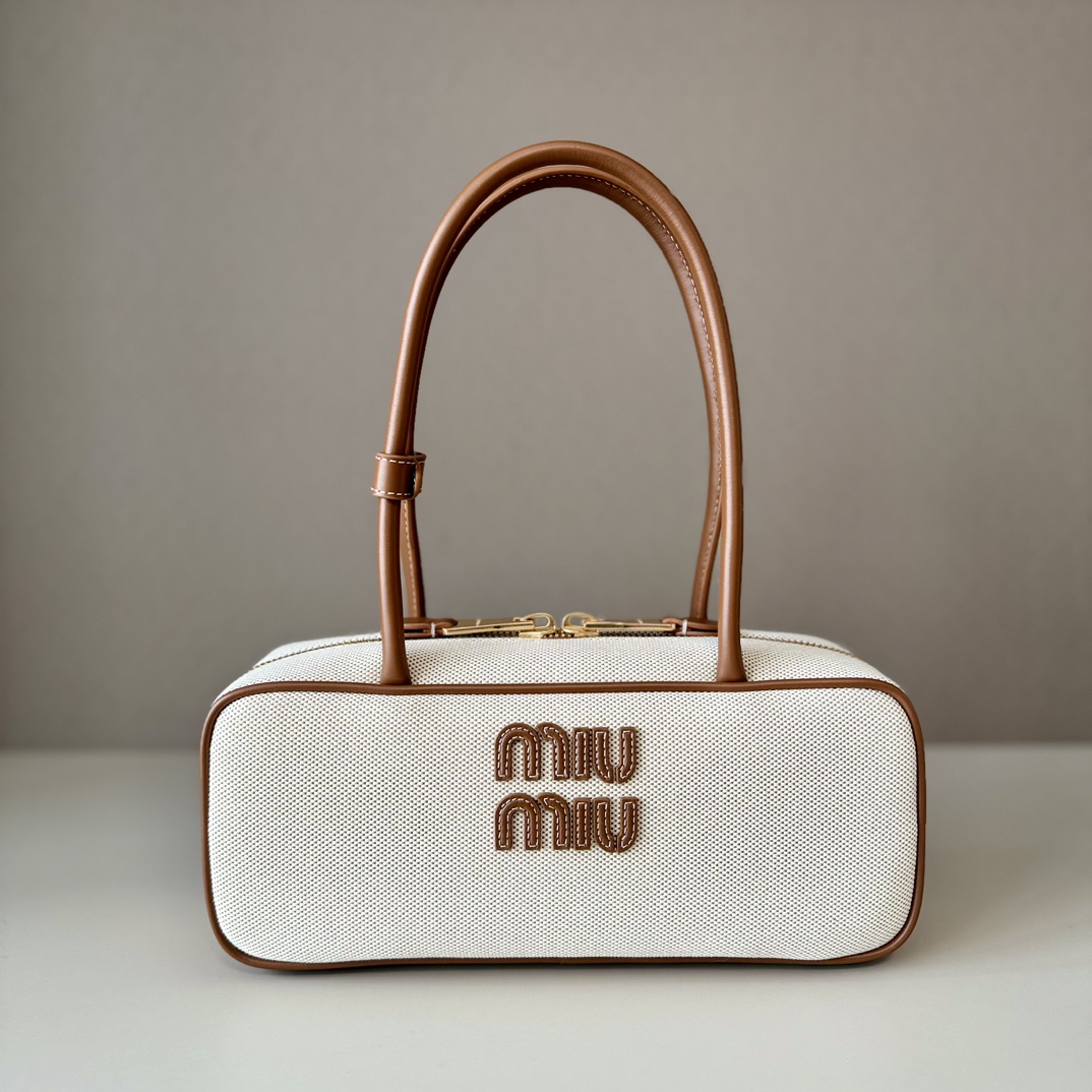 NO:341289,Superior grade M home new bowling ball spliced ​​canvas white recycled spliced ​​leather Arcadie handbag 25SS spring and summer limited version This shoulder bag has become a trend. Fashion and retro, rationality and sensuality. It finally shows its own sharpness under multiple collisions. Maintaining a rebellious and casual attitude, whether it is carried or held in the back, it will always give people a relaxing feeling. It is very casual and free and easy embossing logo design unique. Model: 5BB173/5BB147 Size 28 x 12 x 9cm Gift box, LV special version, louis vuitton19860909特级 M家新品保龄球拼接帆布白 再生拼接皮革Arcadie 手袋 25SS春夏限定款 这种单肩大包已成为潮流 时尚与复古 理智与感性 多种碰撞下终于呈现自我的锋芒 保持叛逆随性的态度不管是背着还是手拎看着总会给人带来放松的感觉,很随性洒脱浮雕logo设计独特 型号:5BB173/5BB147 尺寸28 x 12 x 9cm 配礼品盒,LV特级版本,louis vuitton,Bag