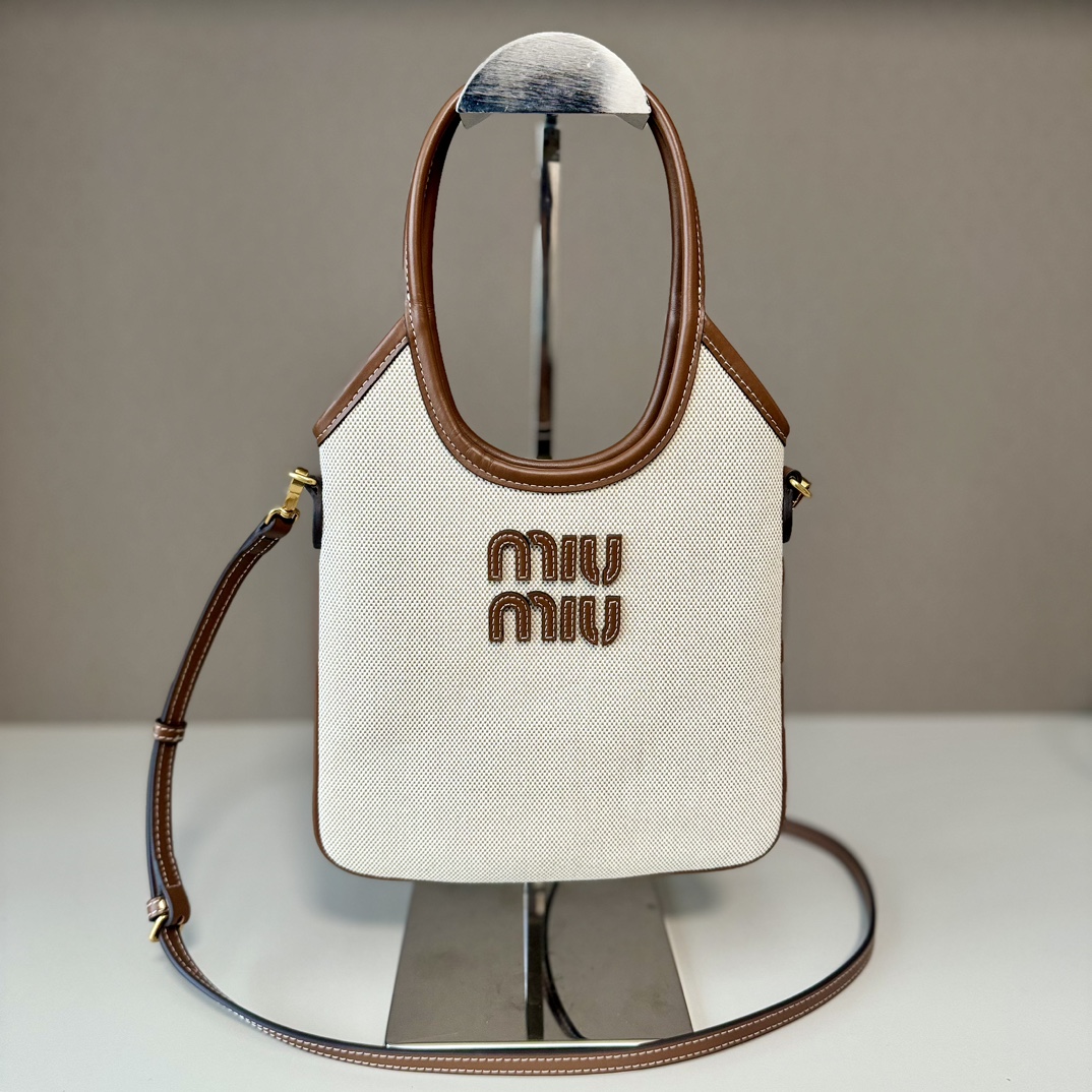 NO:337762,Big factory M Home New Mini Tote Bag 5BA281 Cloth with Brown Leather, cute, high fit, fashionable, unique and versatile, exquisite and exquisite details, classic relief letter micro marks add unique style and recognition, continuing the retro style of miu, casual and free, equipped with long removable and adjustable leather shoulder straps, can carry the crossbody with shoulders and backs, and is more practical, satin lining, with patch pockets, size 20 x 24cm, with gift box, big factory MIUMIU, miumiu, totes19860909大厂货 M家新品迷你托特包 5BA281布配棕皮 ,小可爱适配度高,时髦别致又百搭,细节精致考究,经典浮雕字母微标增添别一格的格调与辨识度,延续miu复古风,随性洒脱,配有可拆卸可调节皮革长肩带,可肩背手拎斜挎实用性更好,缎面衬吉,带贴袋,尺寸20 x 24cm ,配礼品盒,大厂货MIUMIU,miumiu,totes,Bag