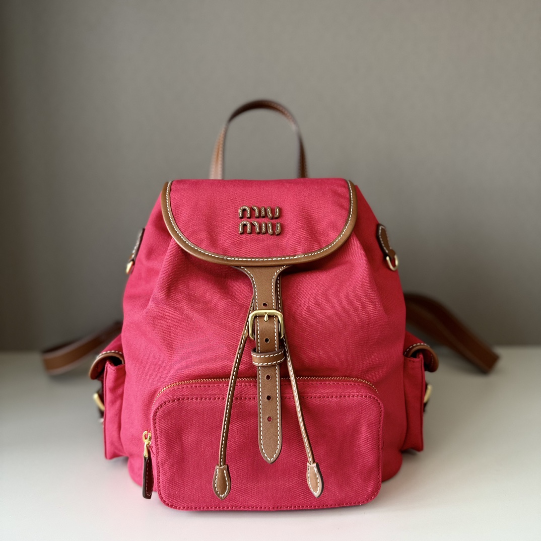 Miu Miu A rare MIUMIU new college style backpack. The perfect combination of canvas and high-quality calfskin, with a thick and wear-resistant li