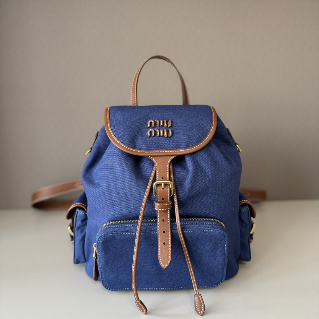 Miu Miu A rare MIUMIU new college style backpack. The perfect combination of canvas and high-quality calfskin, with a thick and wear-resistant li